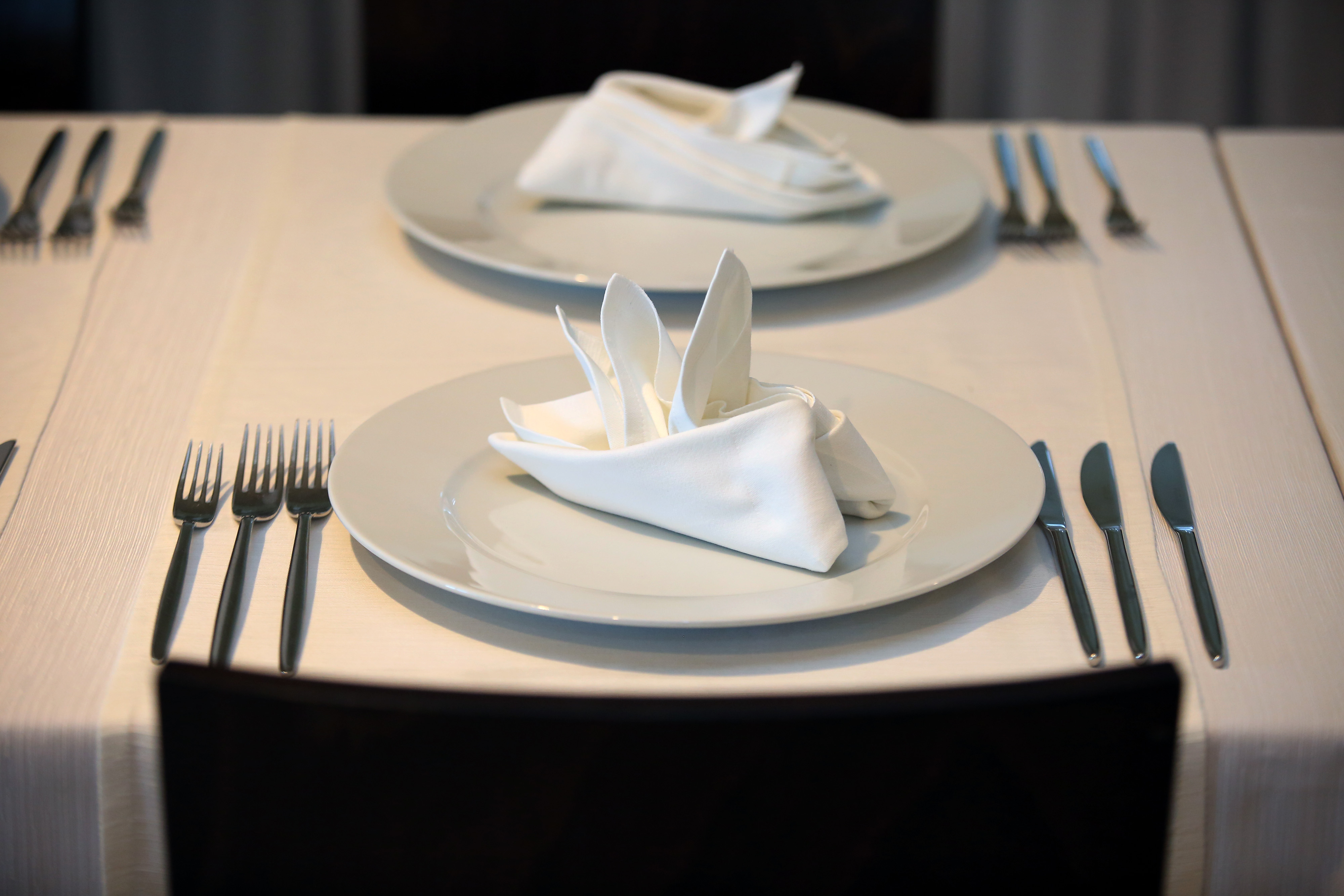 Šibenik: Postavljanje stola u restoranu