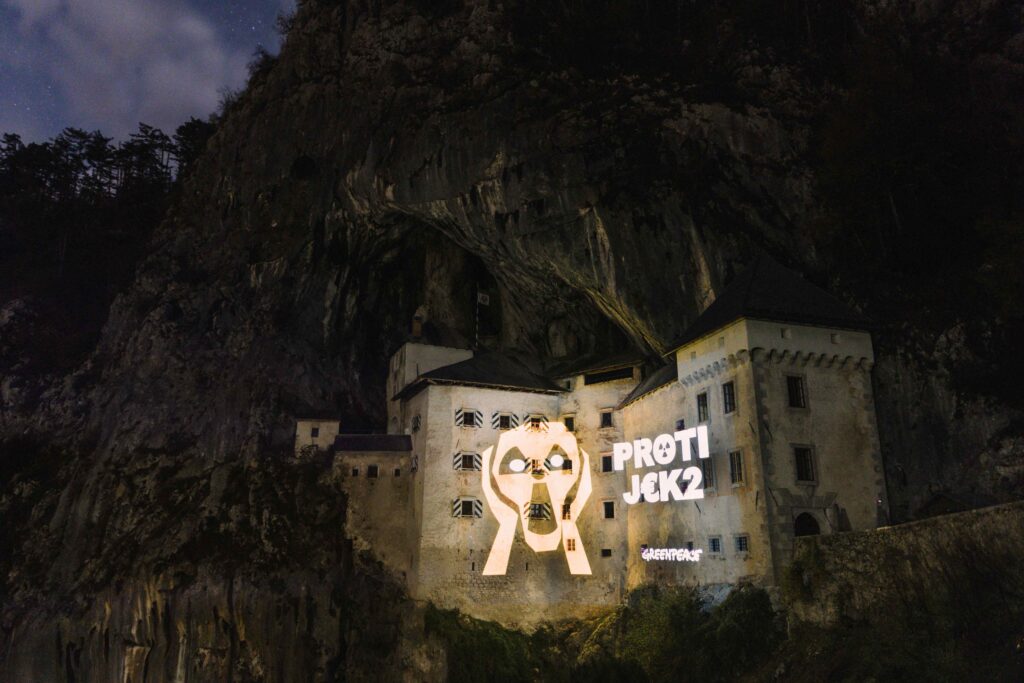1729790047-Projekcija-protiv-NEK2-Predjamski-Grad_Kaja-Skorjanc-Greenpeace-Slovenija-1024x683.jpg