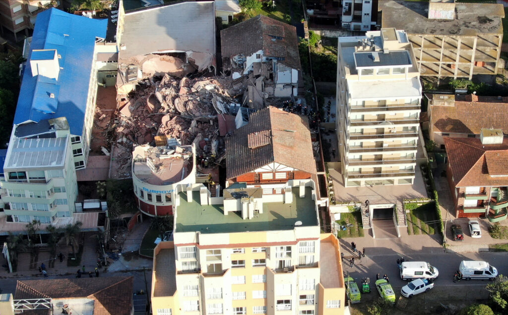 1730209786-2024-10-29T132627Z_169185859_RC27UAAUJ0XW_RTRMADP_3_ARGENTINA-BUILDING-COLLAPSE-1024x636.jpg