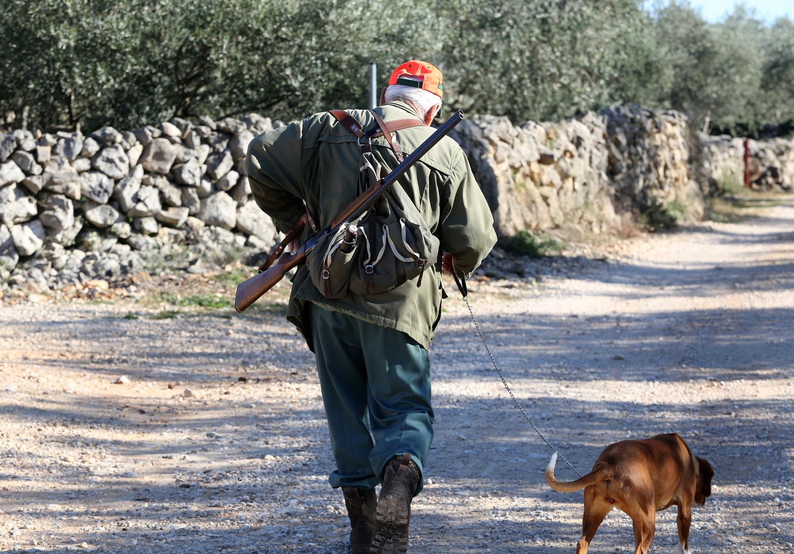 Krk: Lovac sa psom odlazi u lov