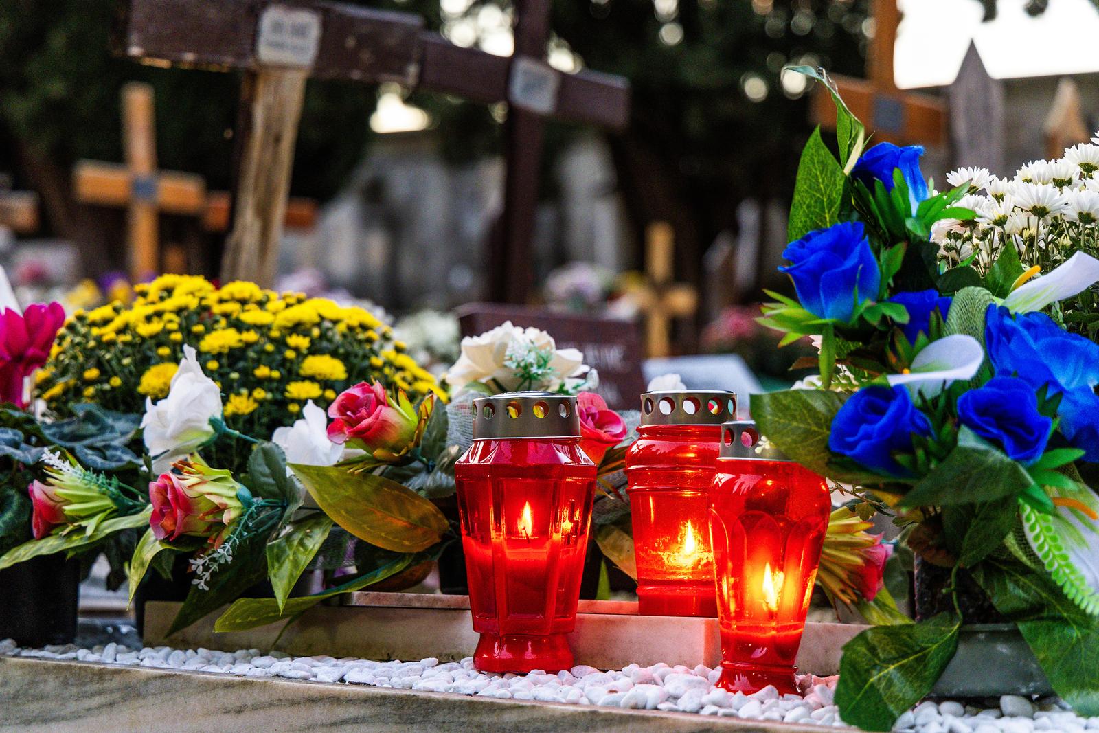 Pula: Obilazak grobova noću uoči blagdana Svih svetih