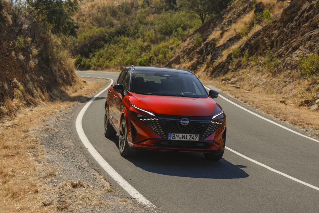 1730448983-2.-New-refreshed-Qashqai-2024-in-fuji-sunset-color-driving-on-the-road-in-Faro-Portugal-1024x683.jpg
