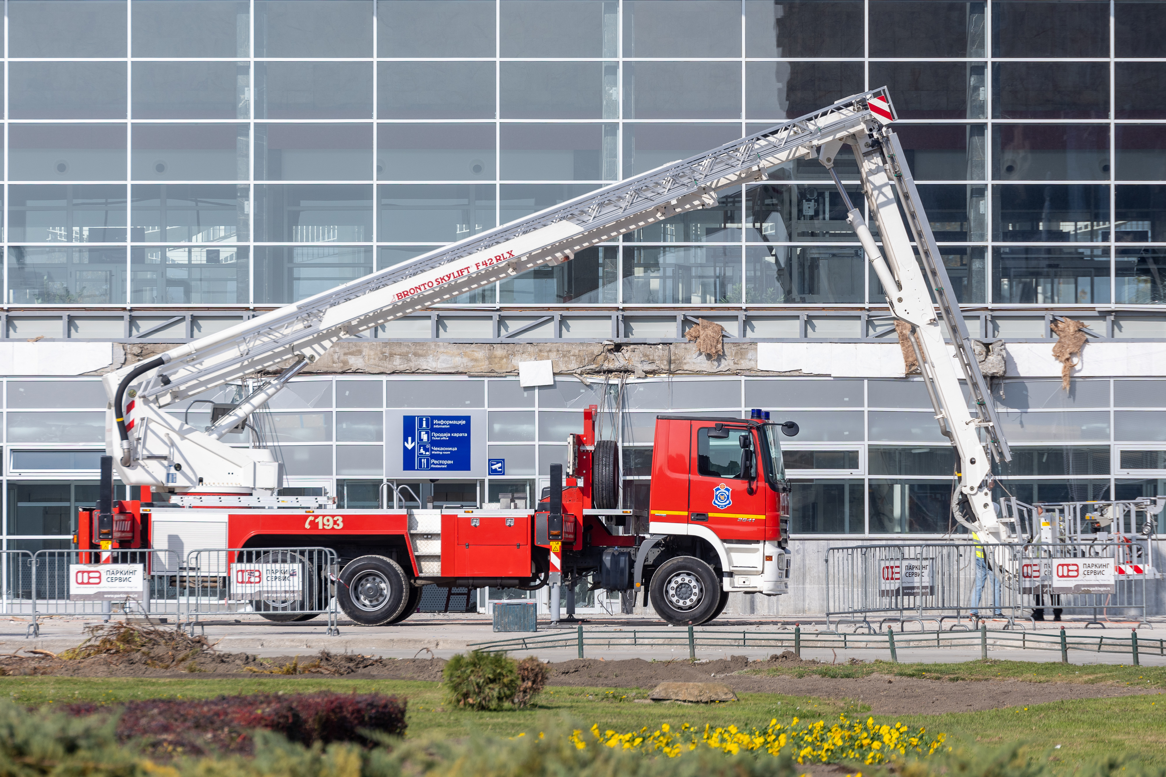 Novi Sad: Očevid nakon pada nadstrešnice na želježničkoj stanici