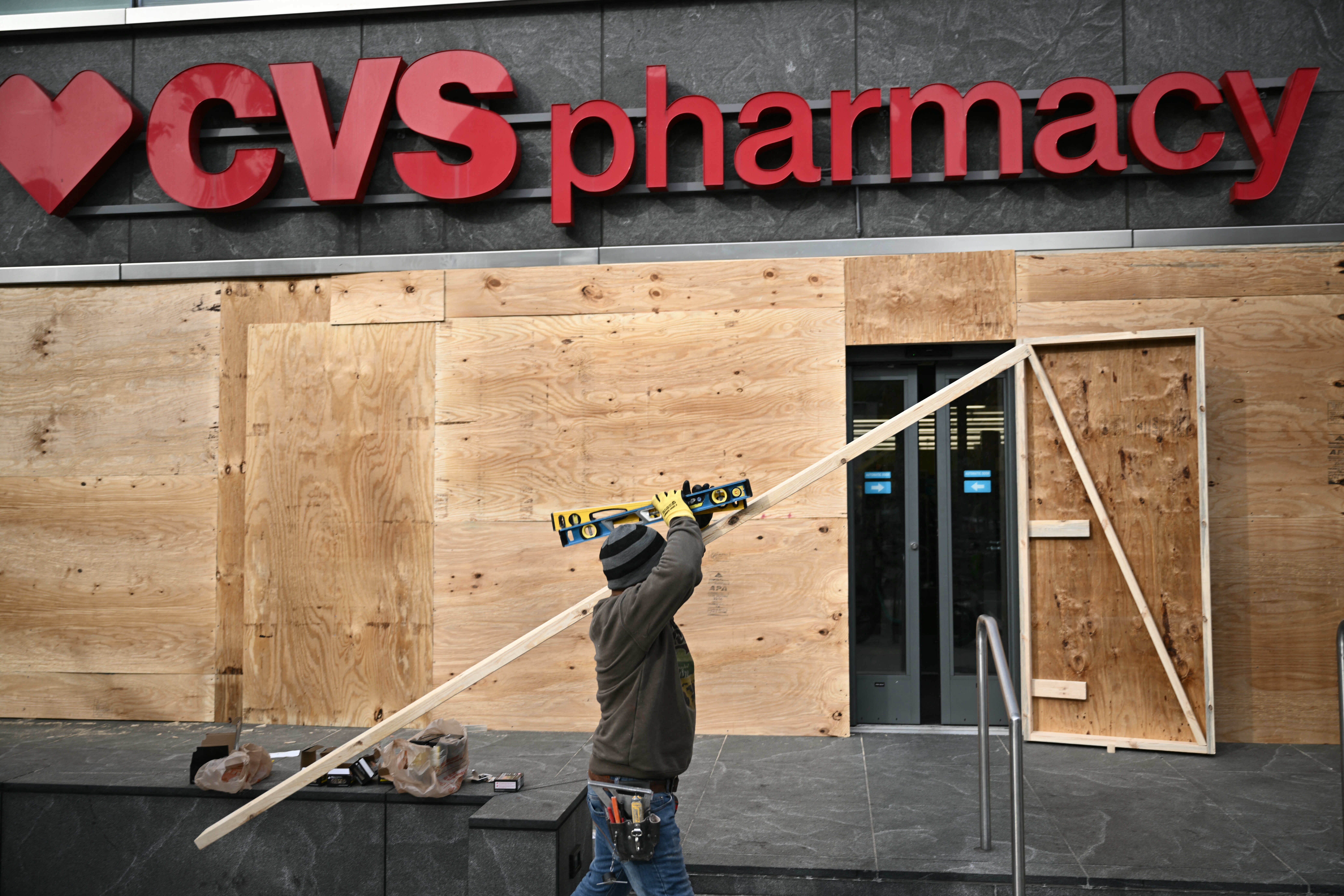 Barikade na izlozima u blizini Bijele kuće. Foto: Brendan SMIALOWSKI / AFP