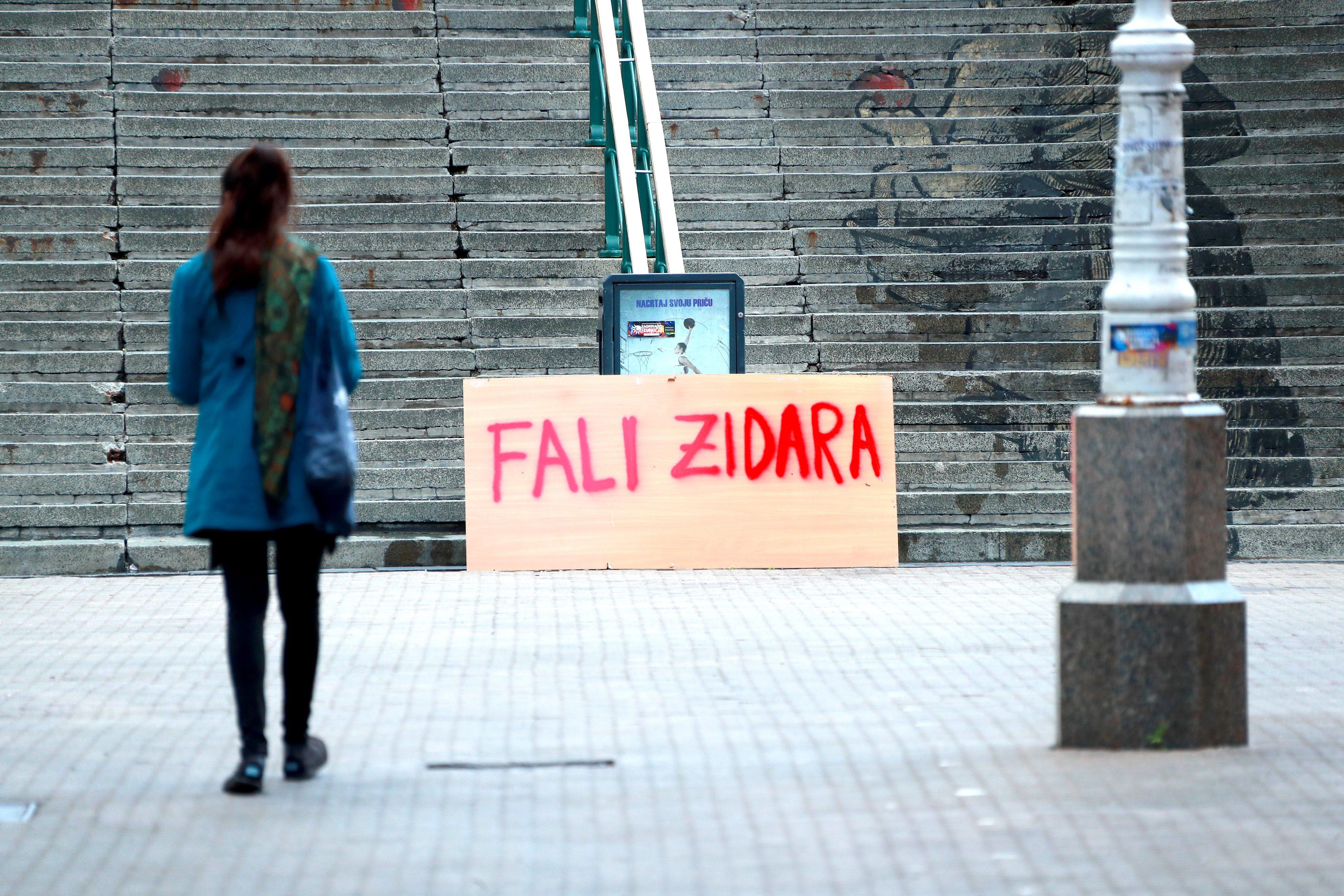 Zagreb: U samom sreditu grada na nekoliko mjesta osvanuo je natpis: Fali zidara