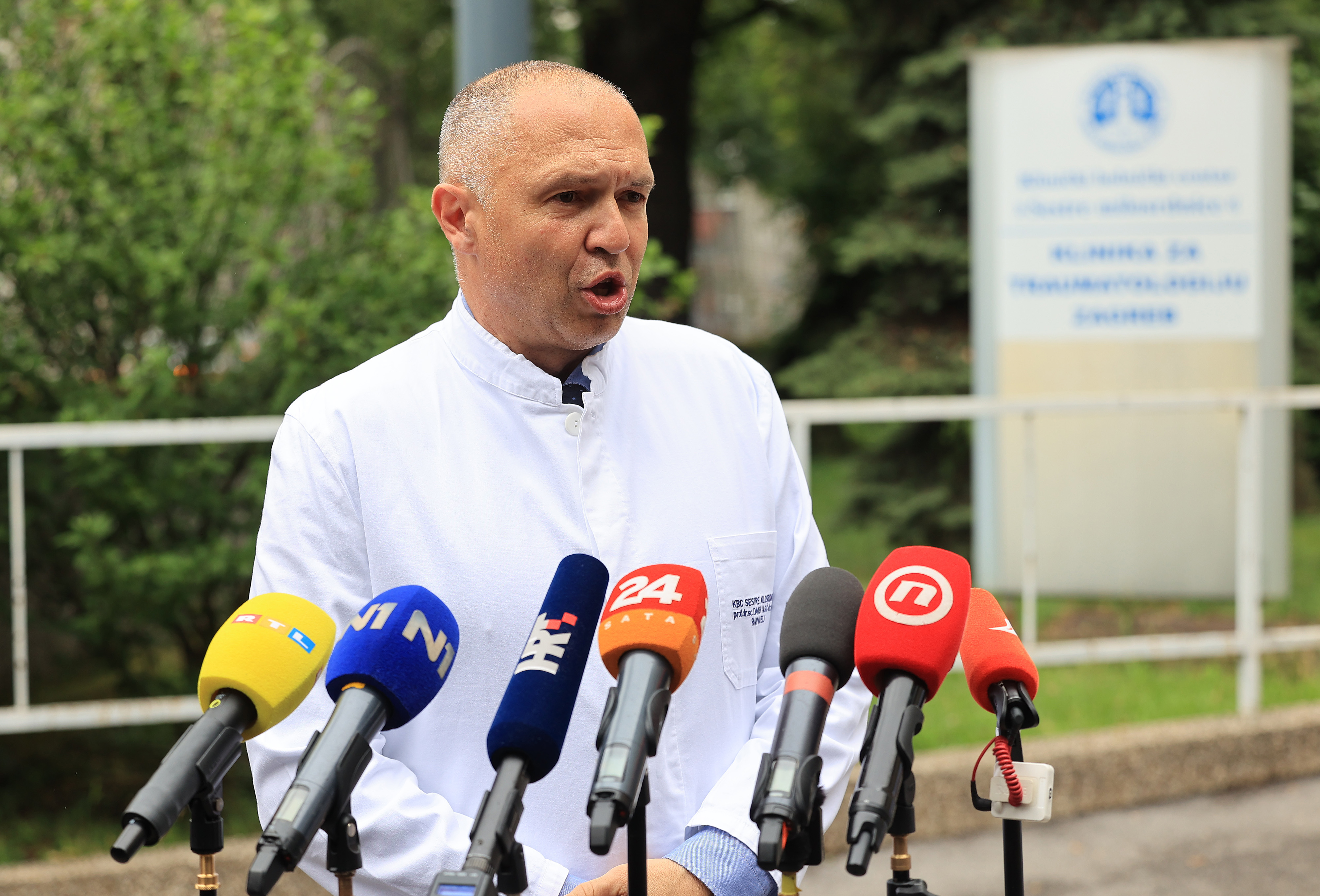 Izjavu za medije o zdravstvenom stanju muškarca koji se zapalio na Markovom trgu dali su predstavnici Klinike za traumatologiju