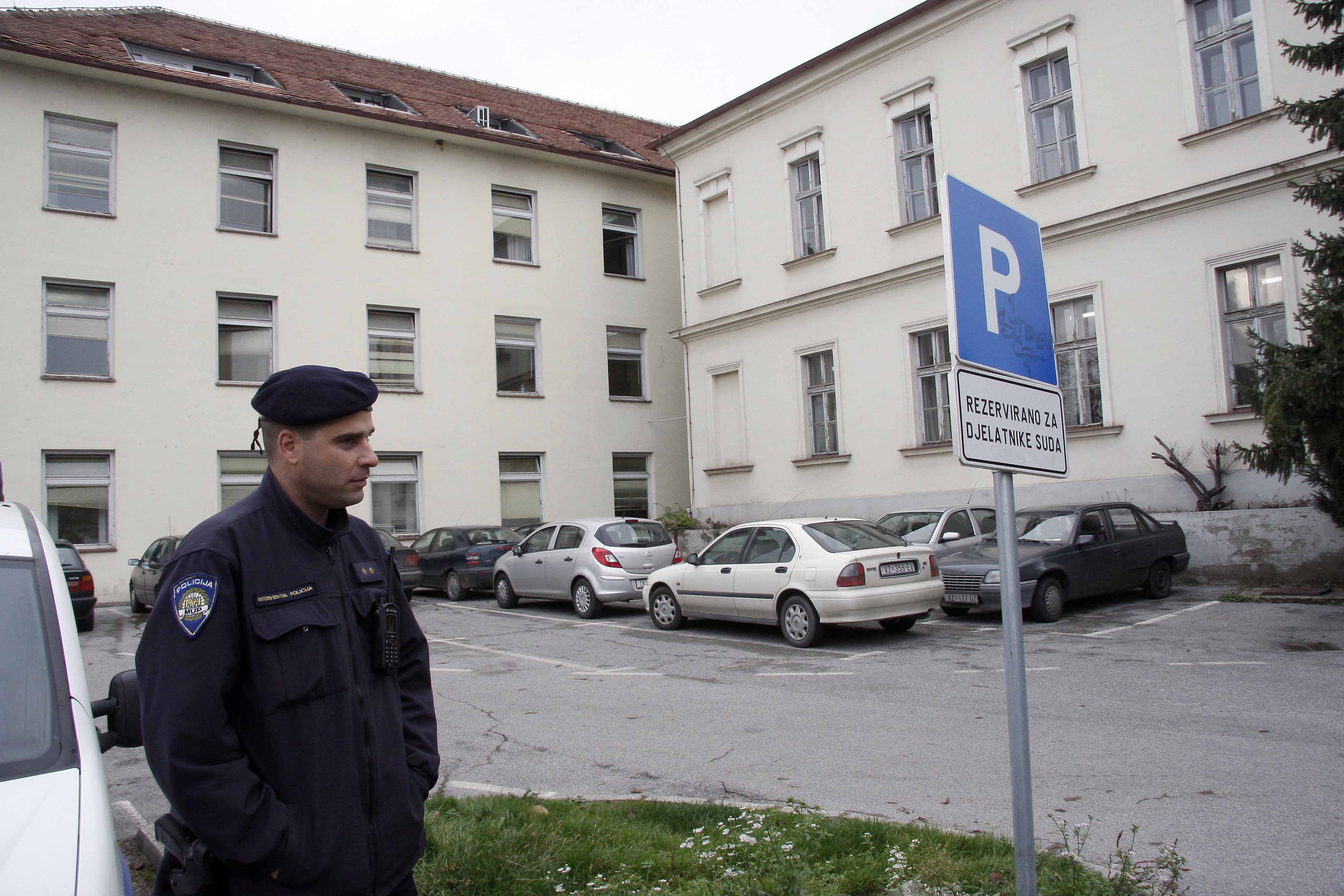 ?akovec: Policajac Arsen Har?evi? uz jako osiguranje priveden na sud