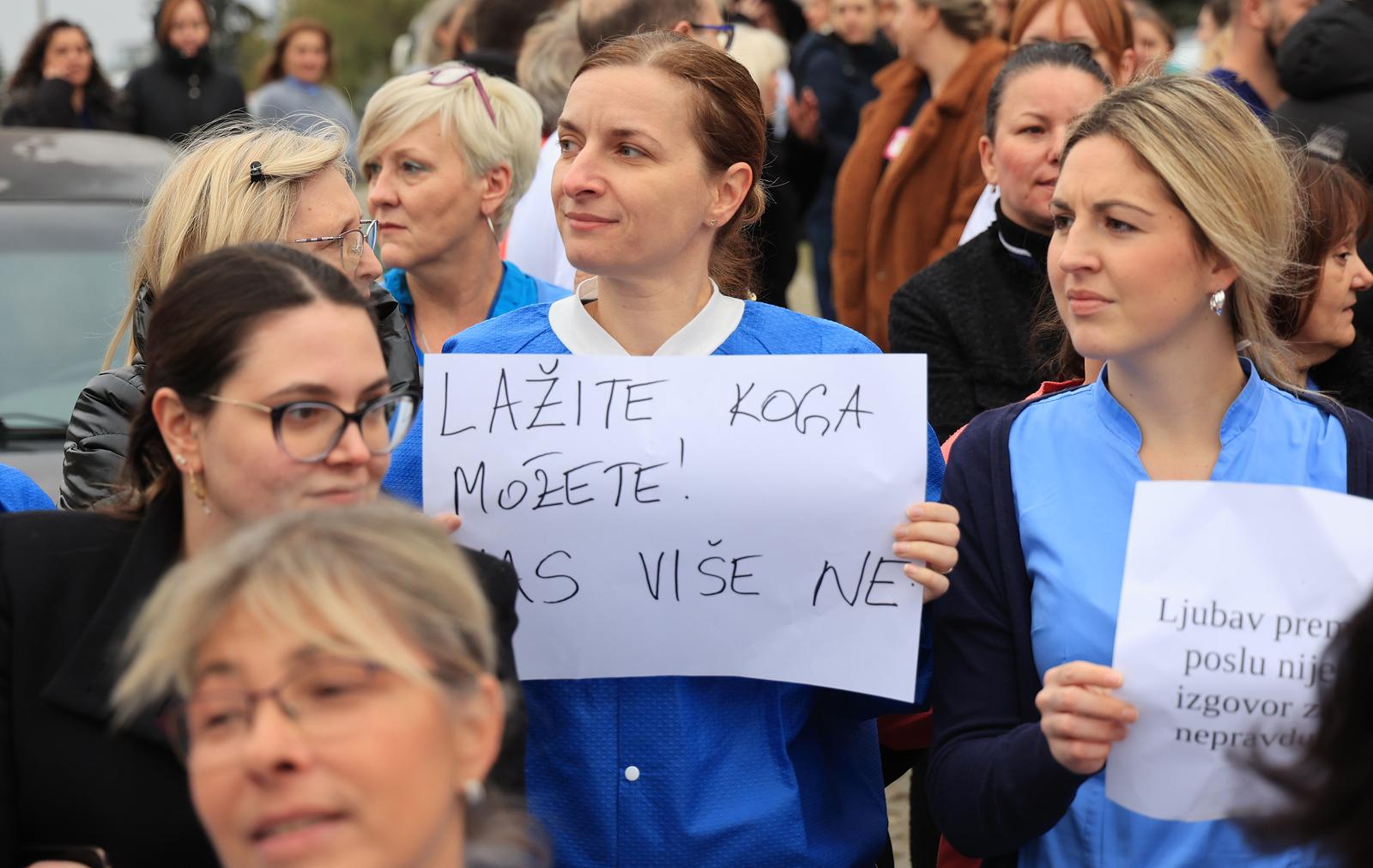 Članovi sindikata dali izjavu medijima ispred KBC-a Zagreb