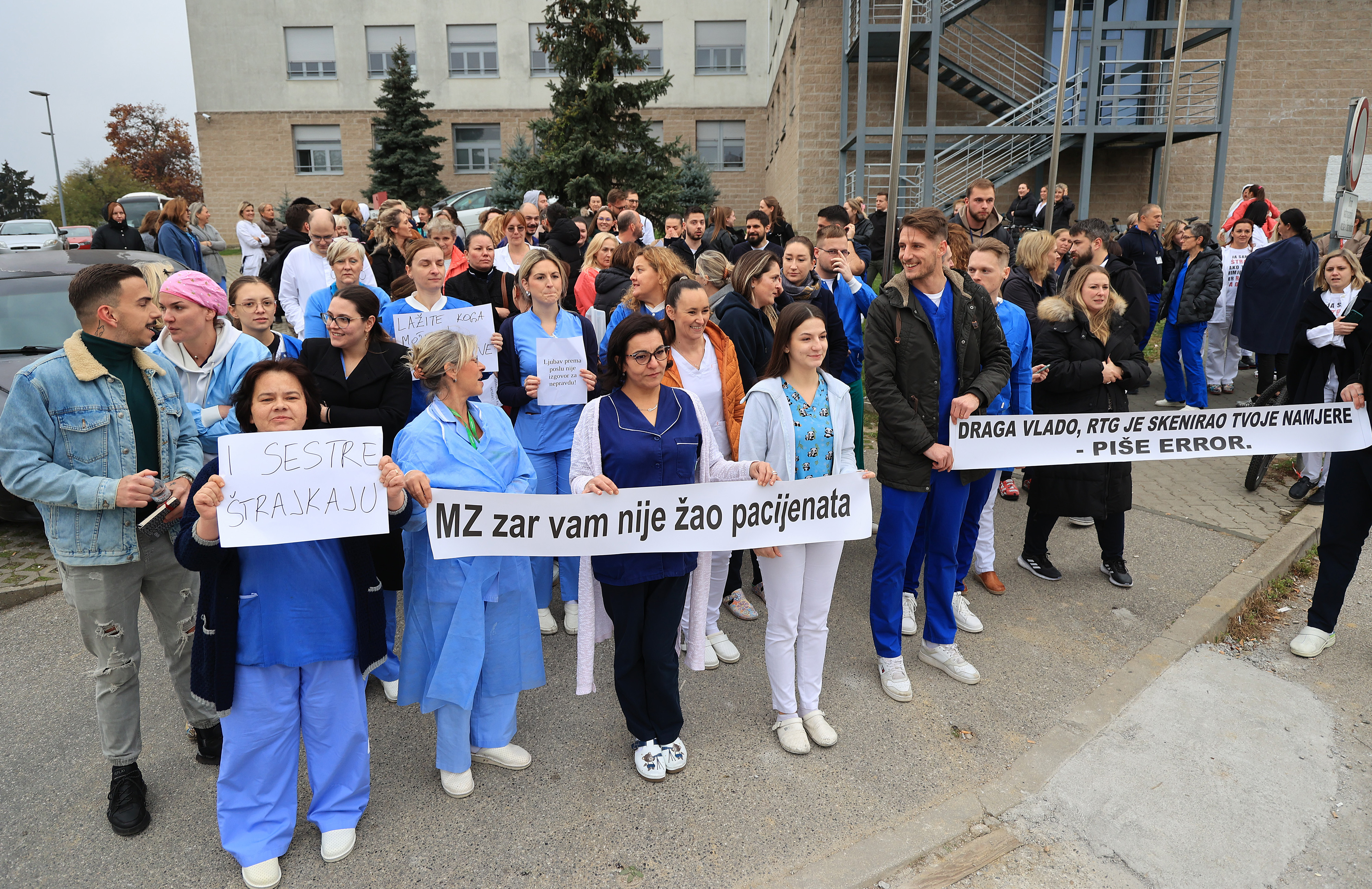 Članovi sindikata dali izjavu medijima ispred KBC-a Zagreb