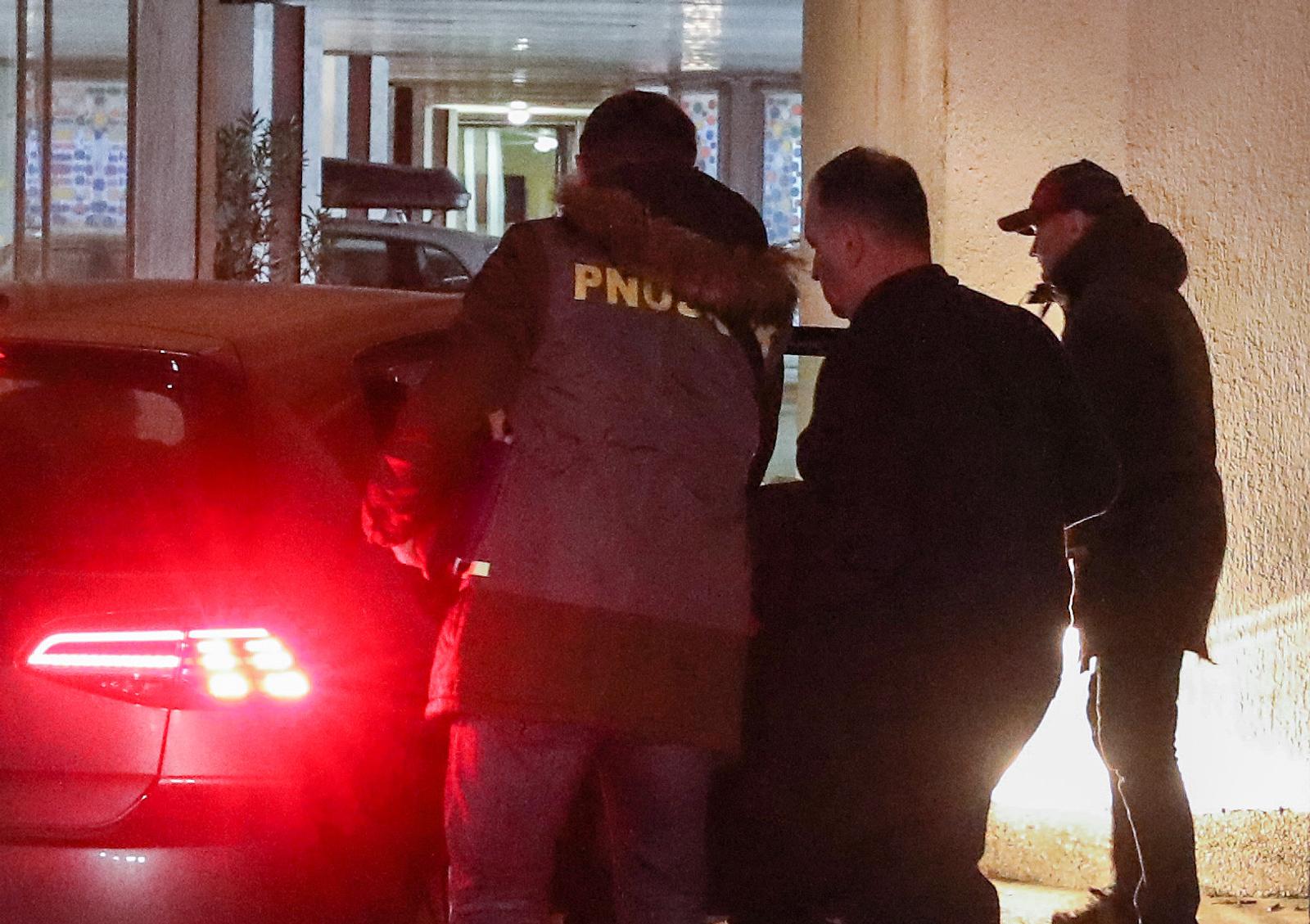 Zagreb: Vili Beroš izlazi iz svojeg ureda u Ministarstvu zdravstva u pratnji PNUSKOKA