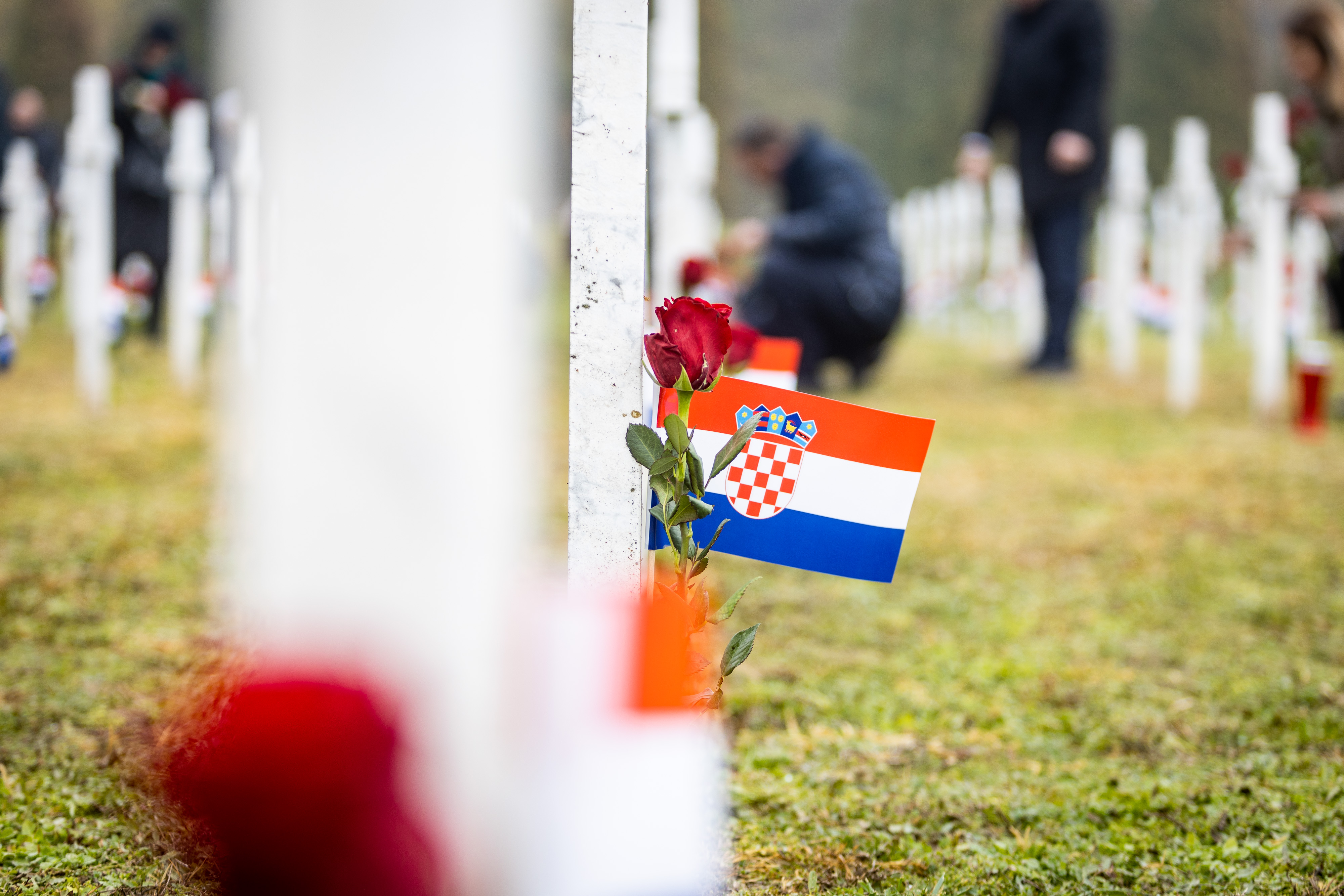 Vukovar: Misa i polaganje ruža vukovarskih majki na Memorijalnom groblju Vukovar