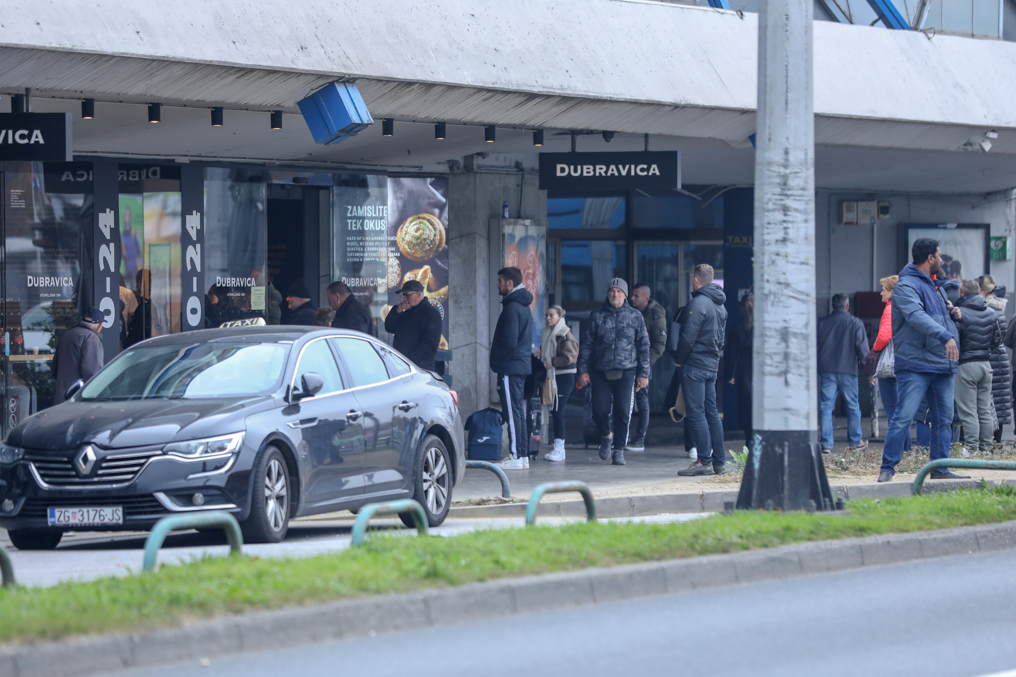 Zagreb: Gužve na autobusnom kolodvoru ispred rijetko otvorenih dućana i pekarnica u gradu