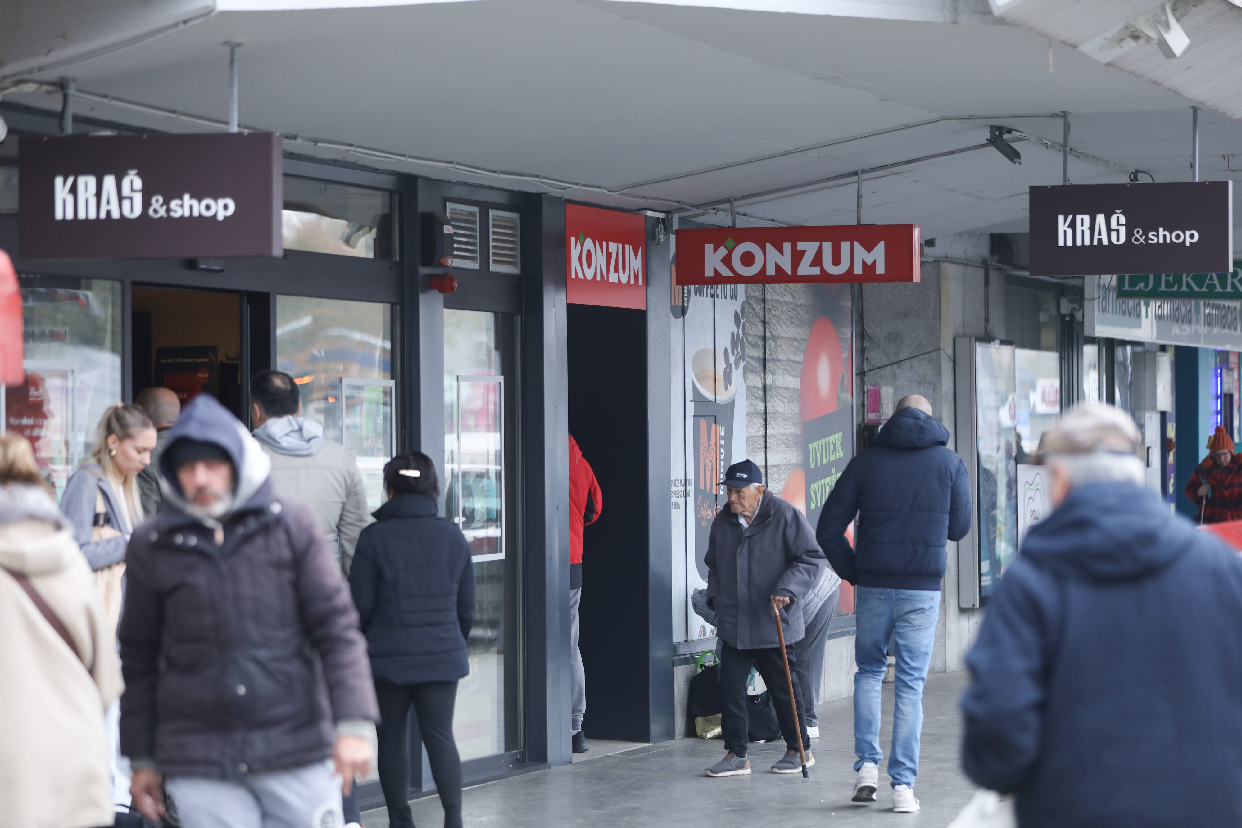 Zagreb: Gužve na autobusnom kolodvoru ispred rijetko otvorenih dućana i pekarnica u gradu