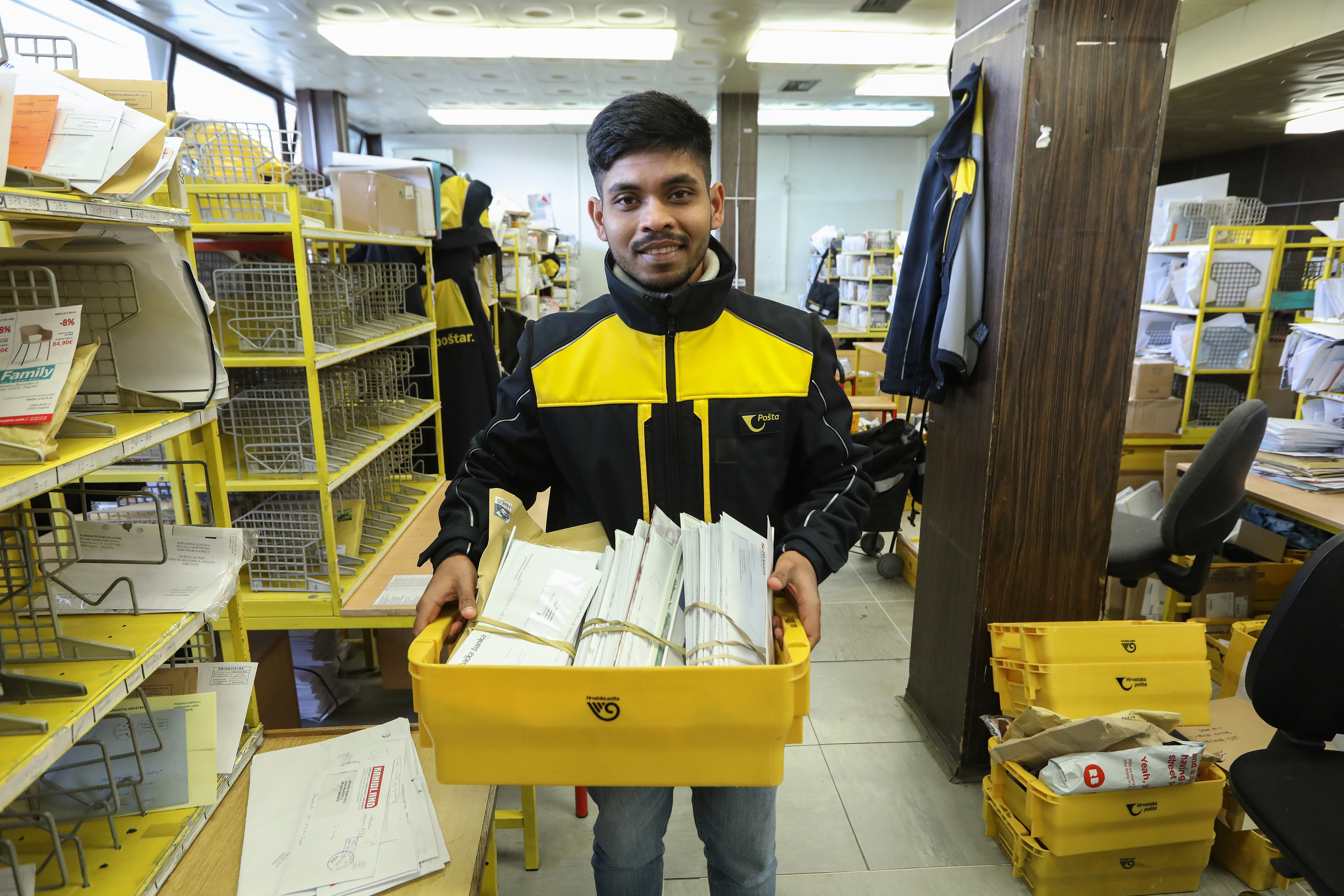 strani radnik u hrvatskoj pošti,