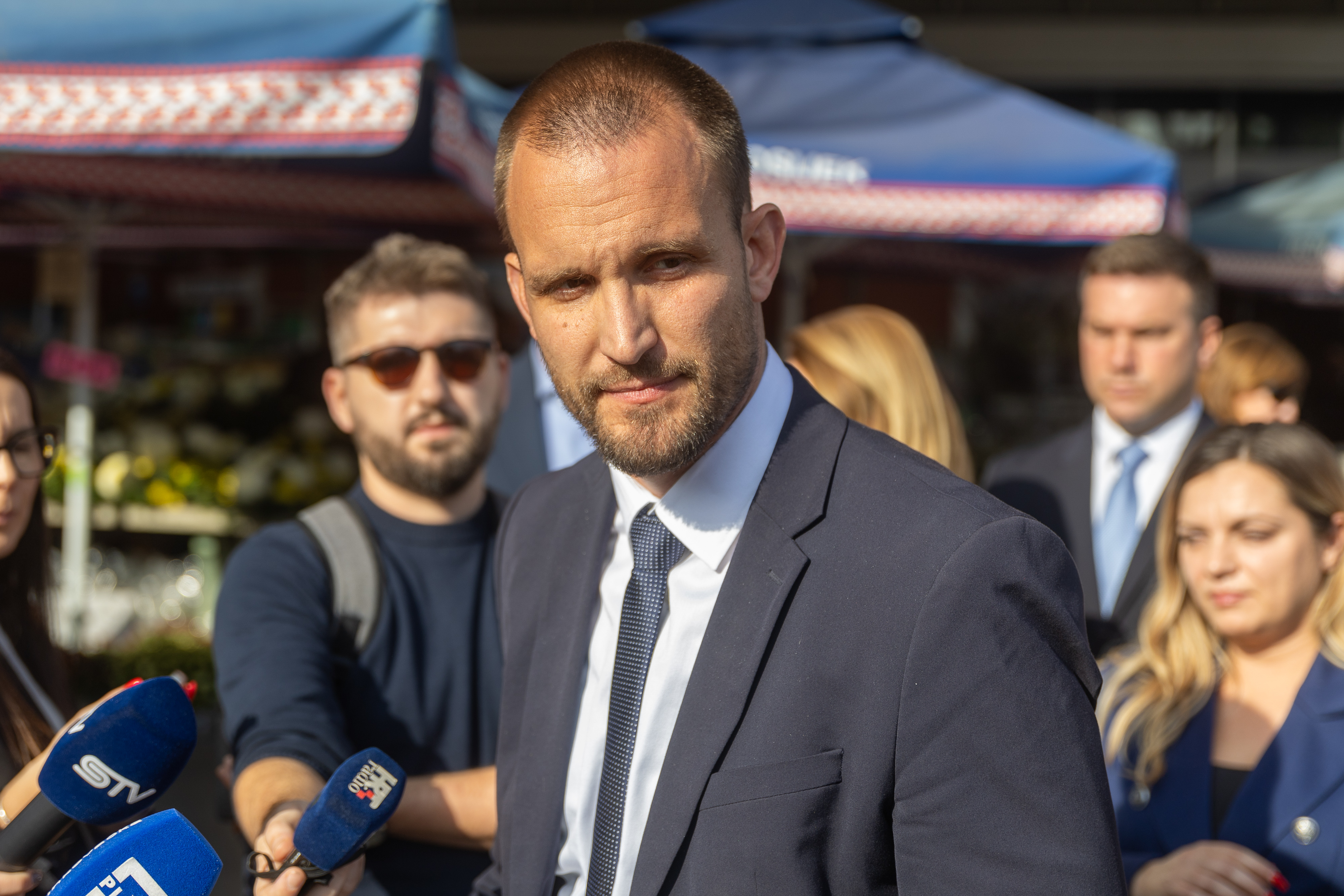 Osijek: Šime Erlić i Dragan Vulin obišli glavnu gradsku tržnicu