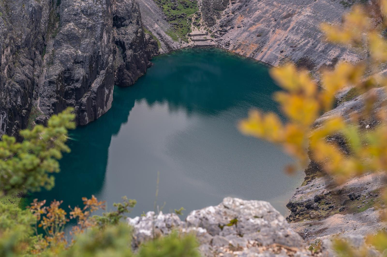 Pogled iz Imotskog na Modro jezero i Biokovo