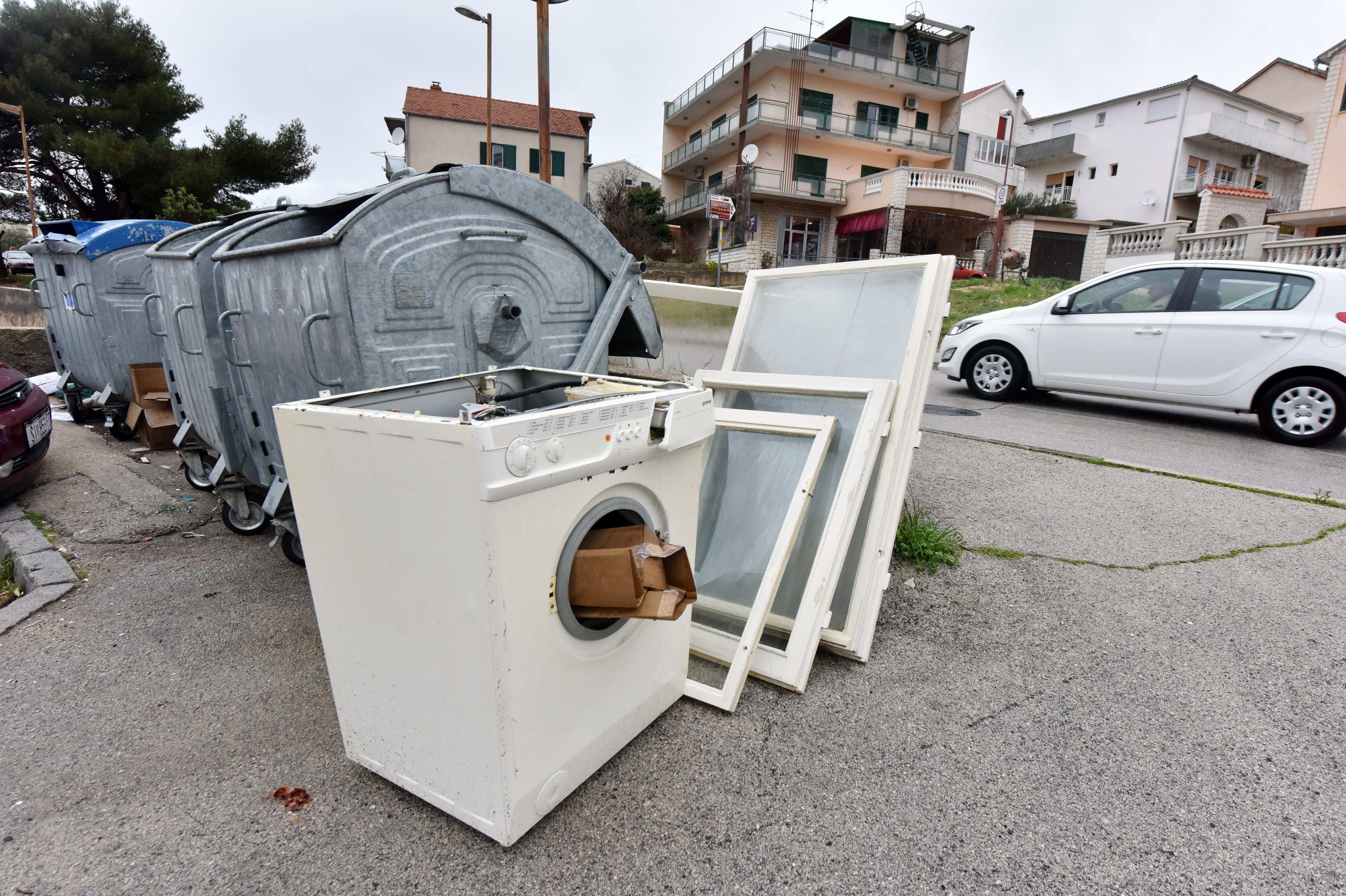 Iako zabranjeno, neodgovorni gra?ani  odlau krupni otpad uz kontejnere za sme?e