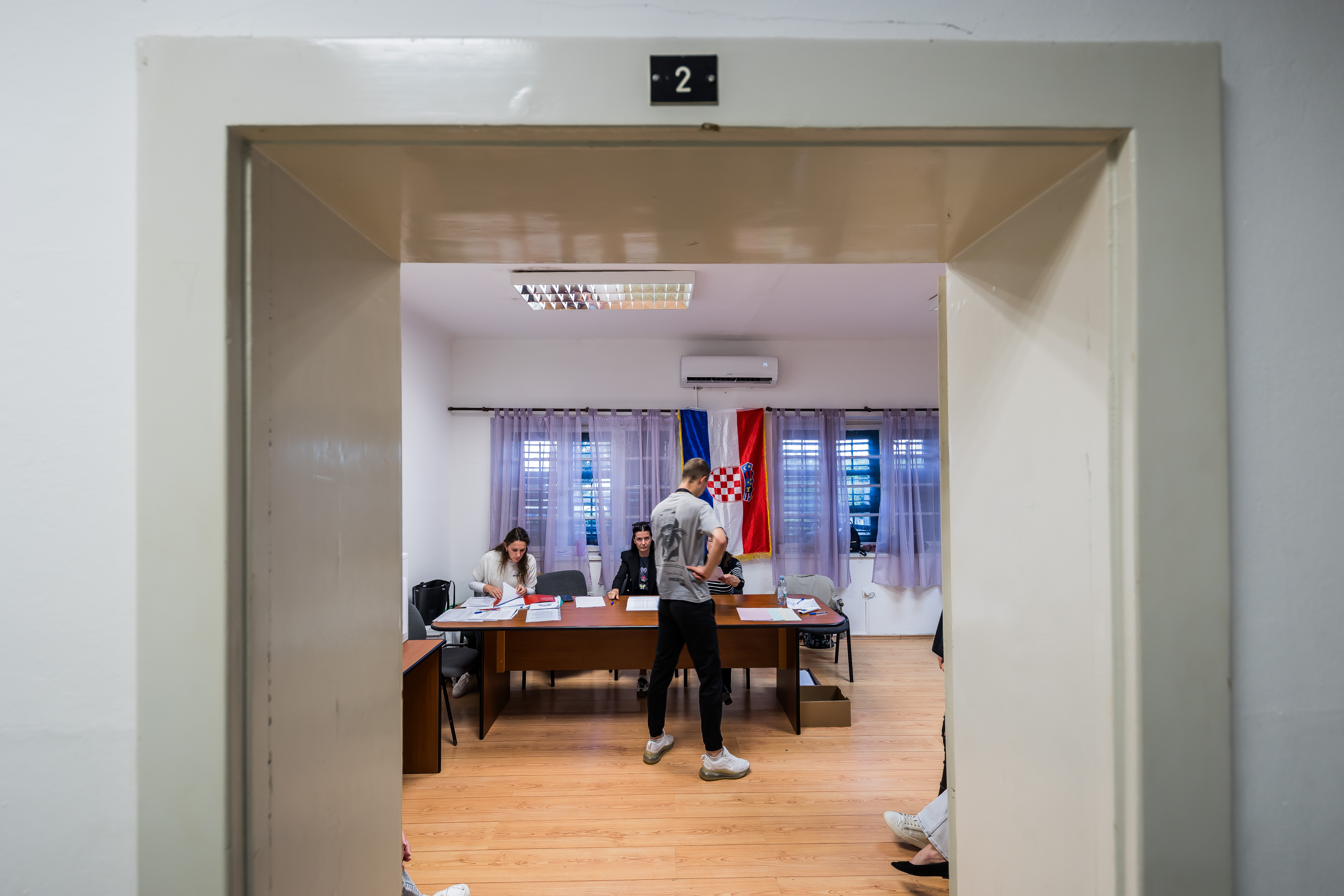 Kaštel Stari: U 19 sati zatvorena su birališta te je započelo prebrojavanje glasačkih listića