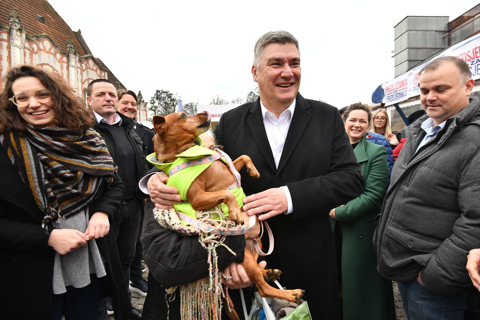 Zoran Milanović se družio s građanima u Čakovcu, oduševio ga psić koji ga je lizao po licu