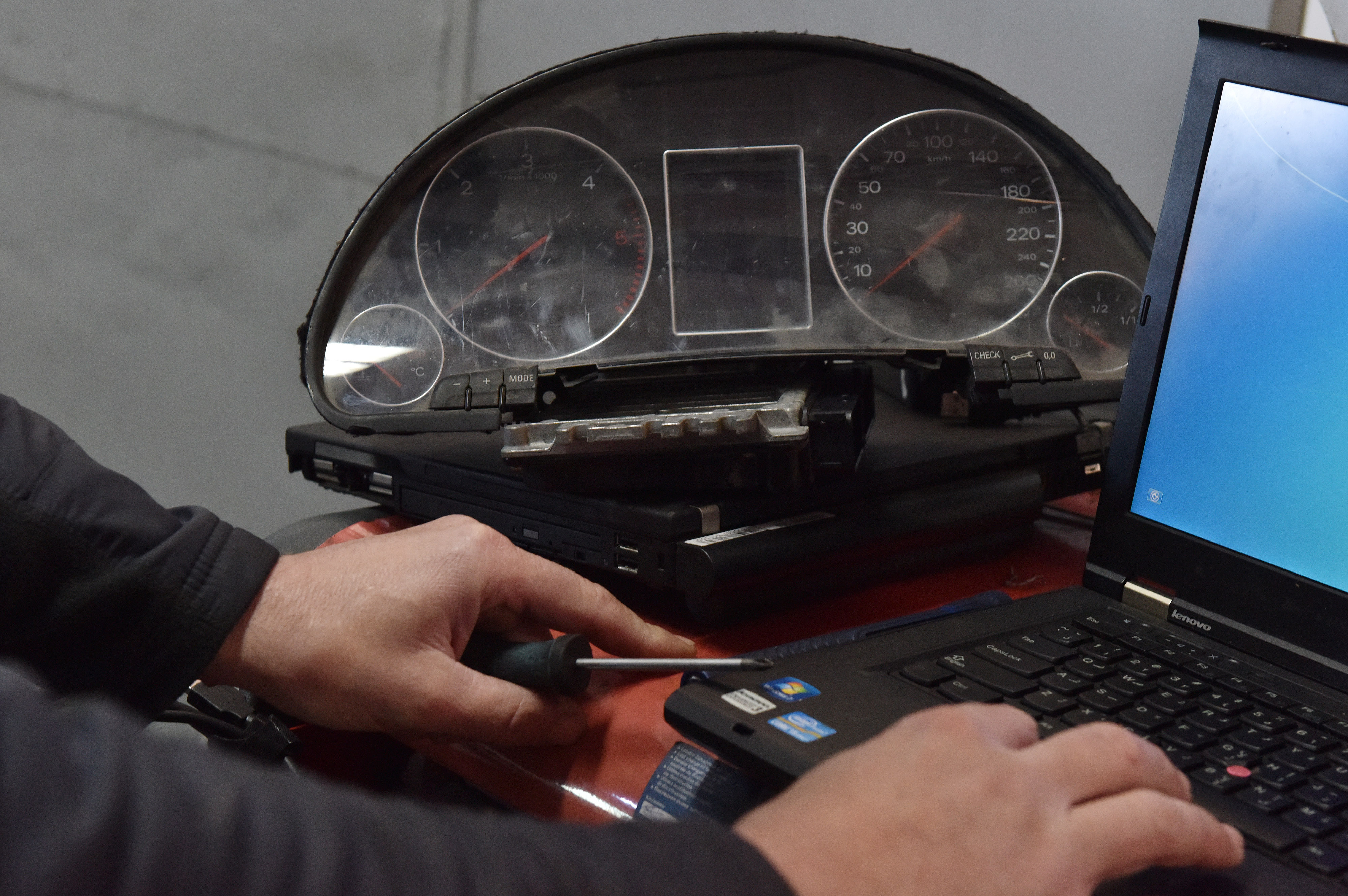 Skidanje kilometraže na automobilu