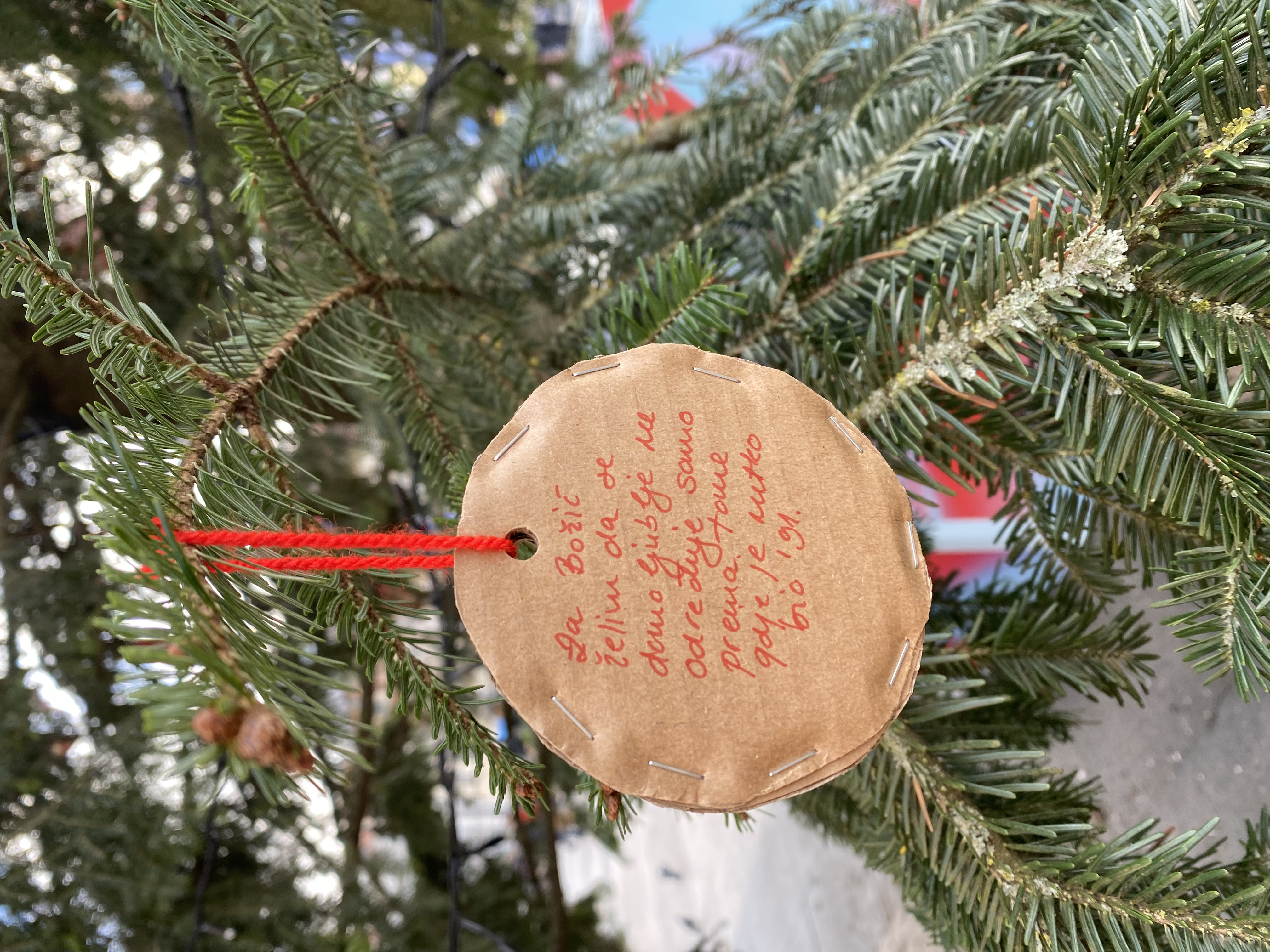 kuglice s političkim porukama, YIHR