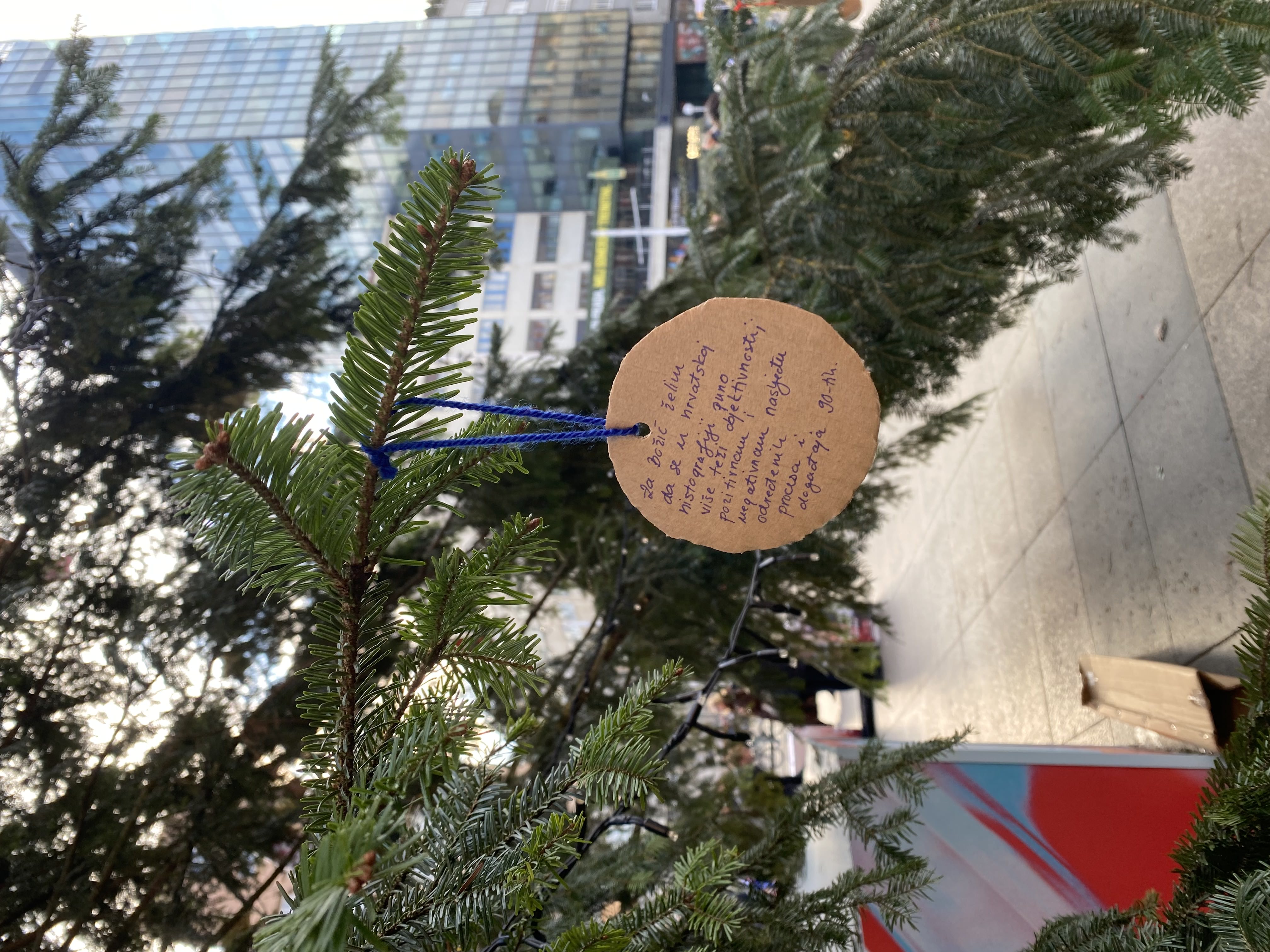 kuglice s političkim porukama, YIHR