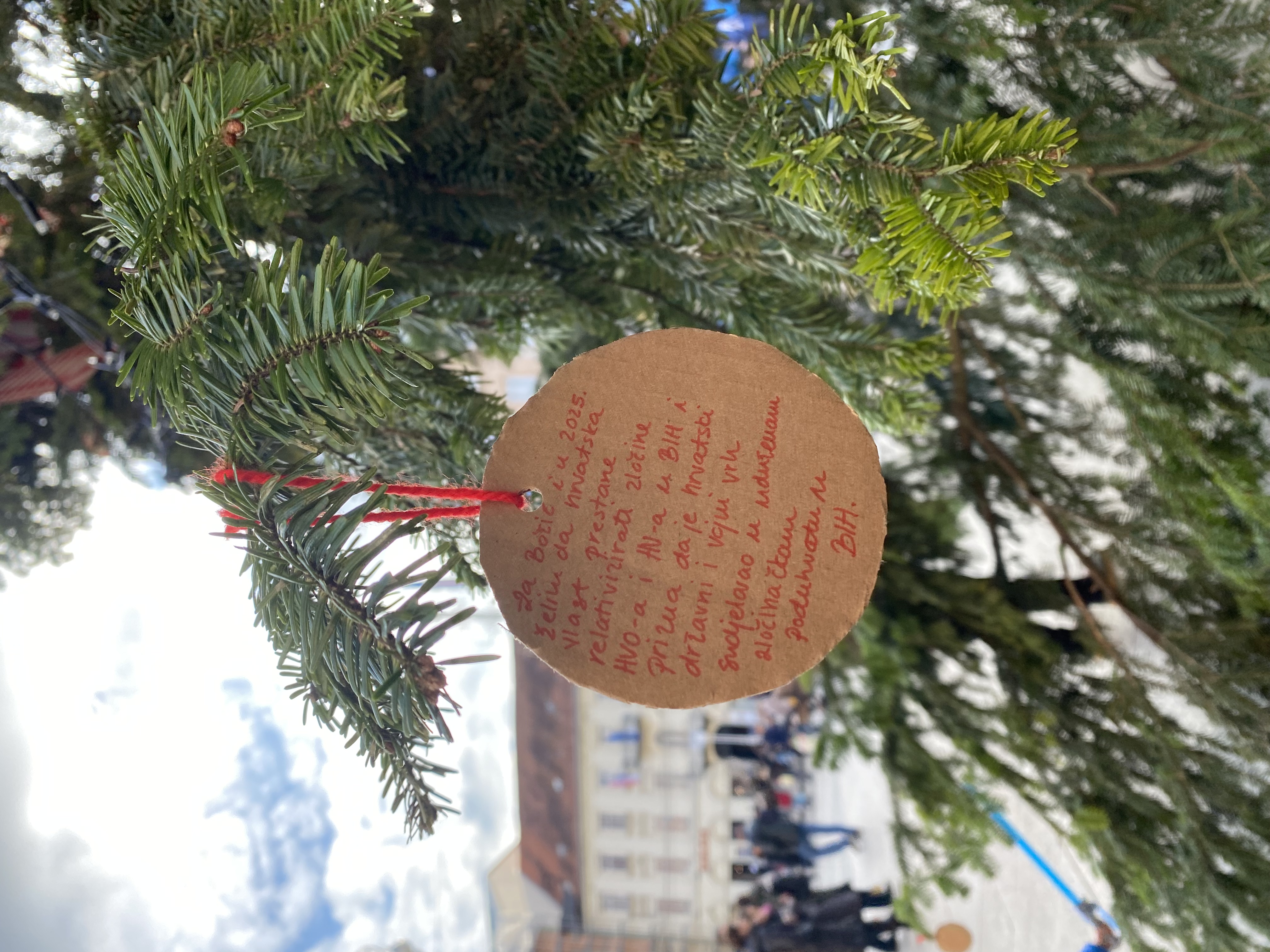 kuglice s političkim porukama, YIHR