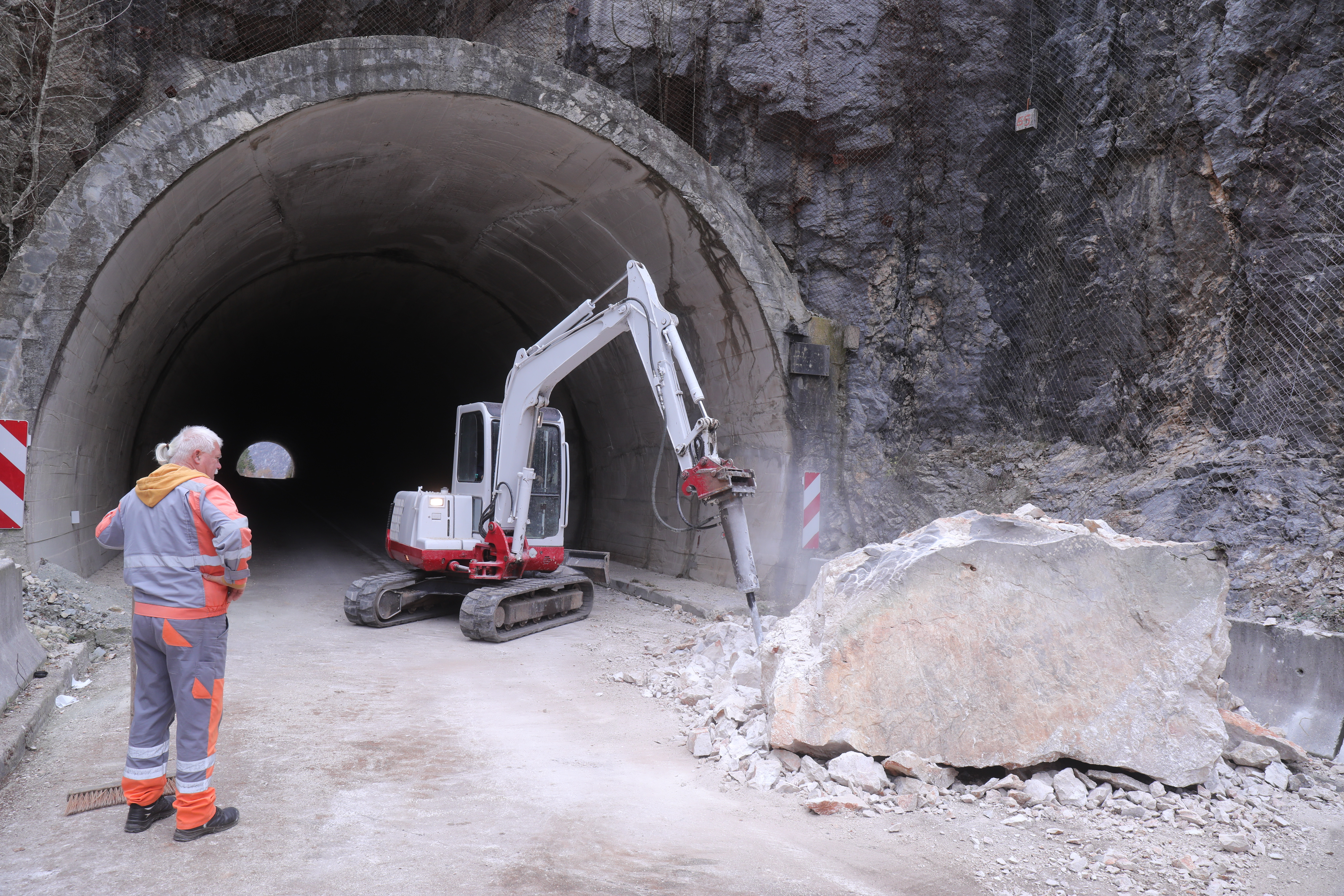 Zagvozd: Desetak tona srušilo se pred ulazom u tunel Turija, u tijeku su radovi na sanaciji odrona