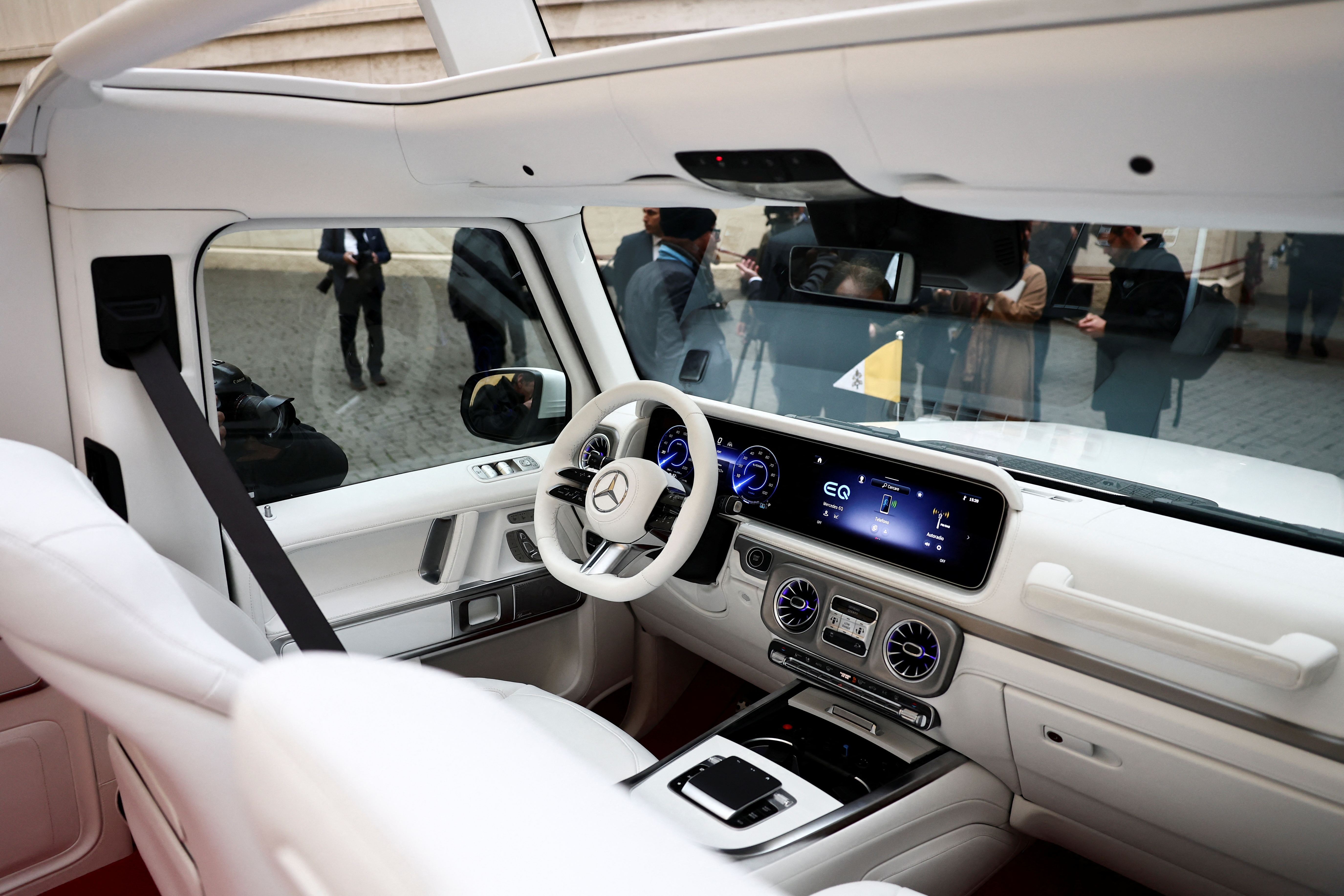 papa franjo, novi električni papamobil