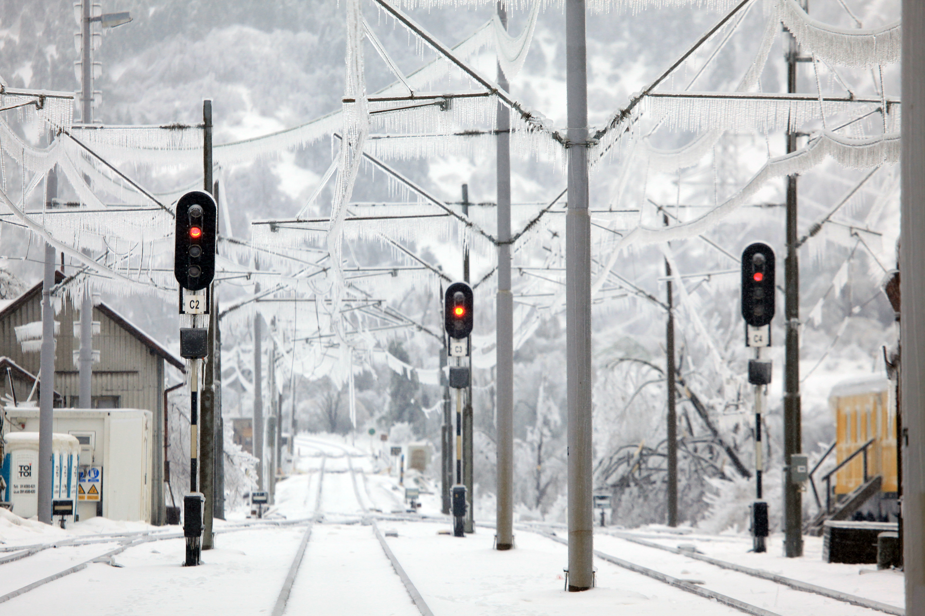 Fuine: Vlak koji je zapeo u snijegu ?iji su putnici preno?ili u DVD-u Fuine