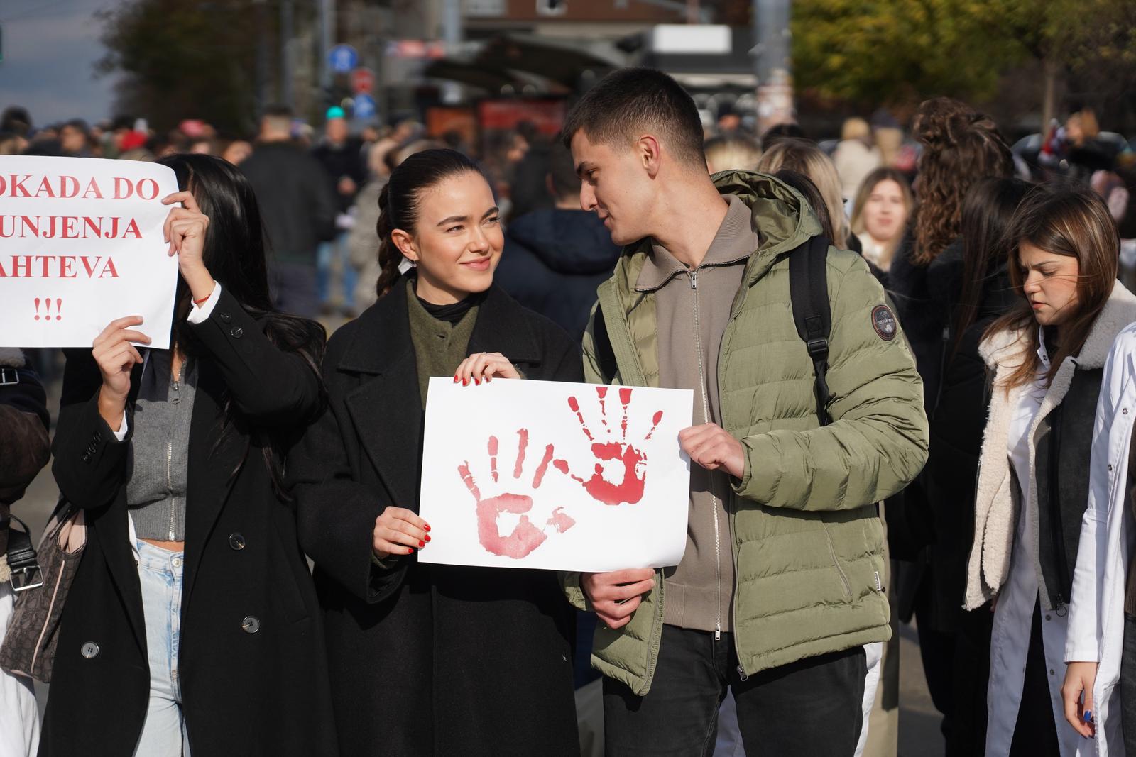 Beograd: Studenti medicine blokirali promet prosvjedujući nakon tragedije na željezničkom kolodvoru