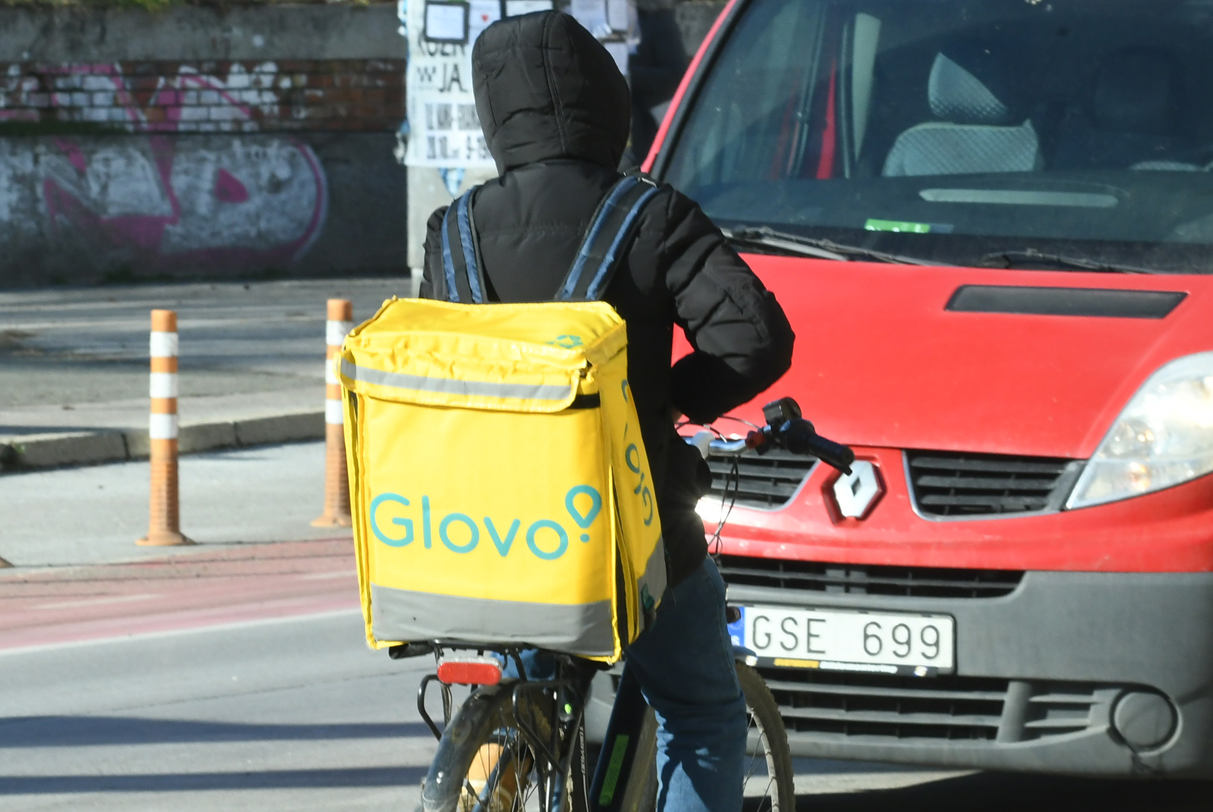 Glovo dostavljač biciklom razvozi narudžbe po cijelom gradu