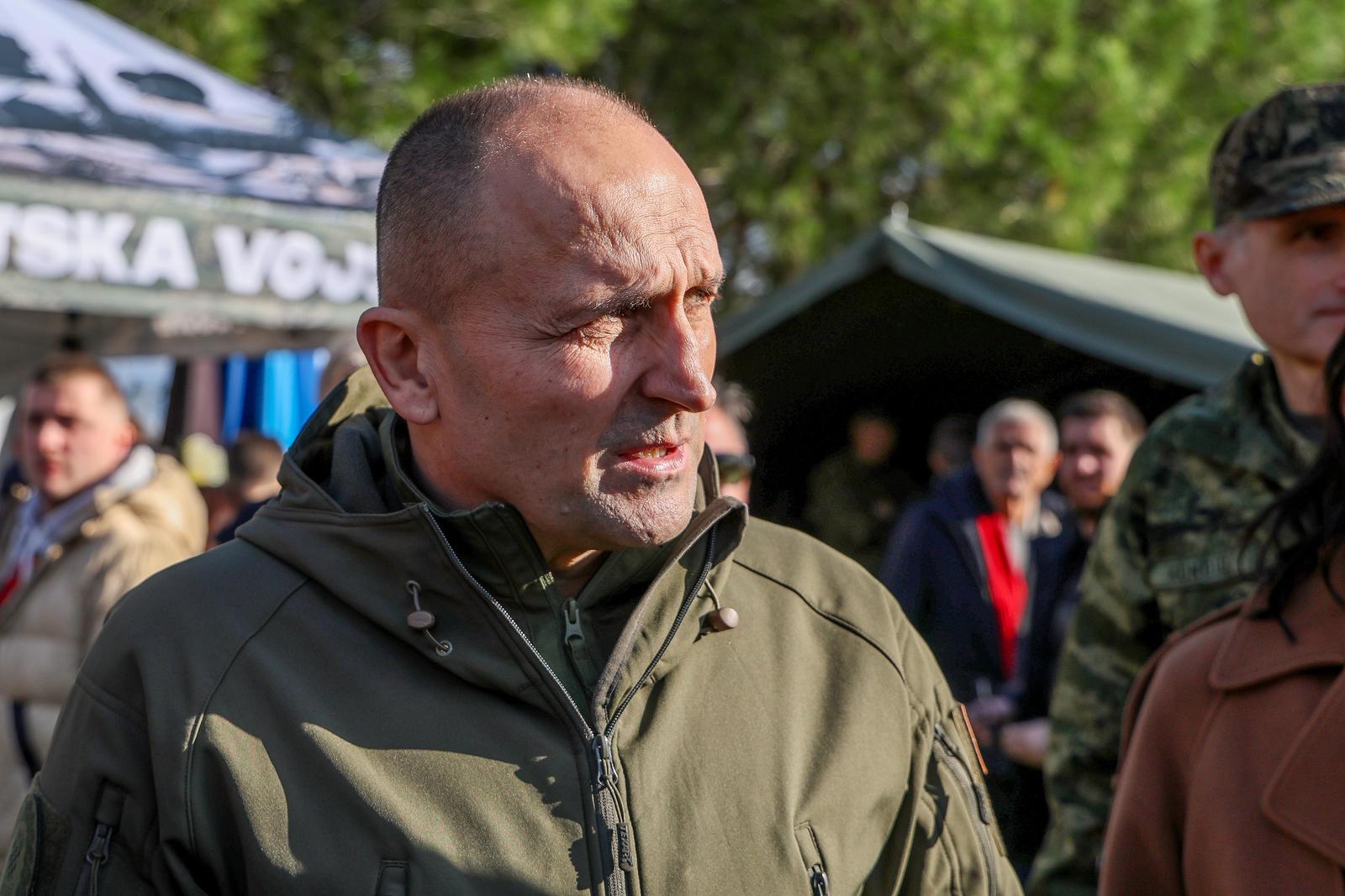 Sveti Nikola u Pulu stigao pod policijskom pratnjom