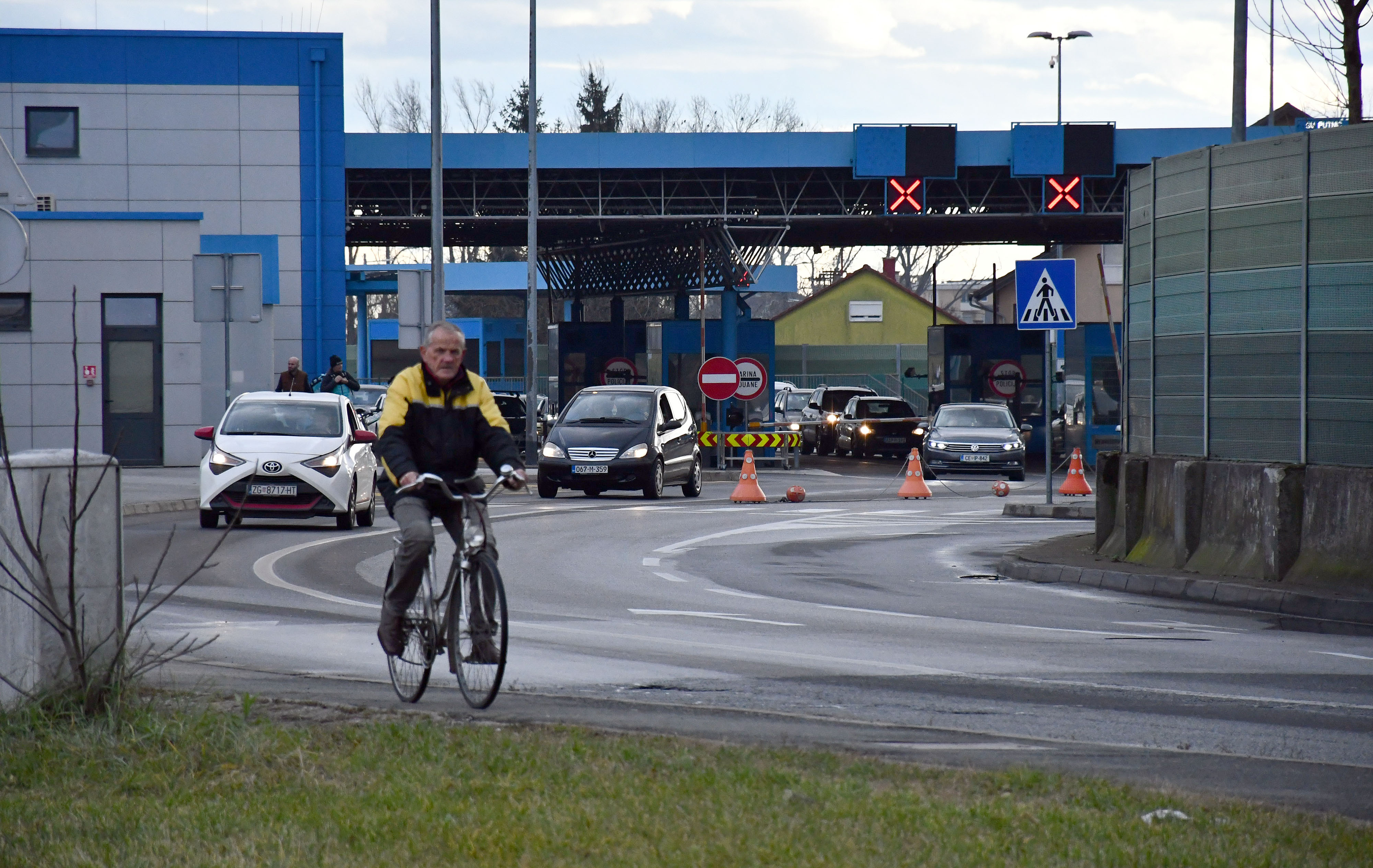 Slavonski Brod: Na graničnom prijelazu pojačan promet vozila na ulazu u RH iz smjera BiH