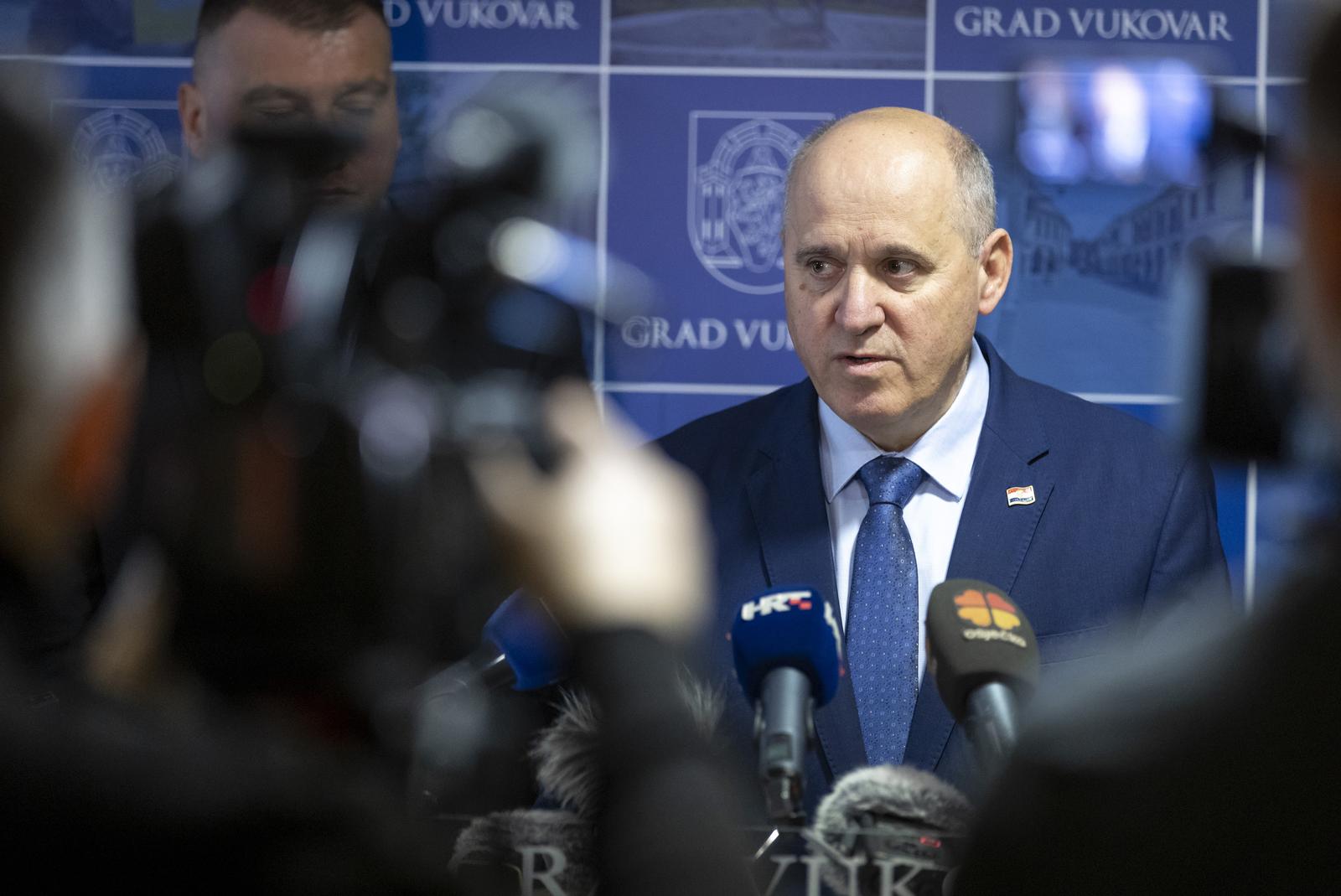 Vukovar: Ministar Branko Bačić održao radni sastanak s gradonačelnikom Grada Vukovara Ivanom Penavom o obnovi nekretnina u državnom vlasništvu