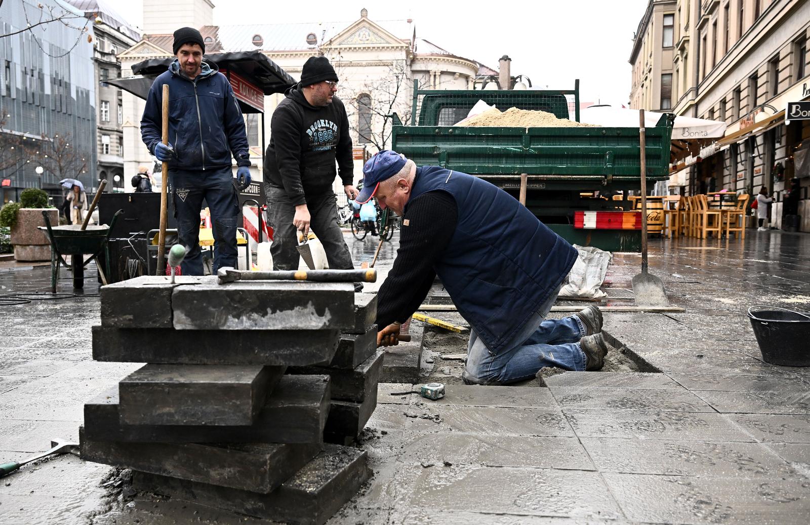 Zagreb: Radnici popravljaju kocke na Cvjetnom trgu