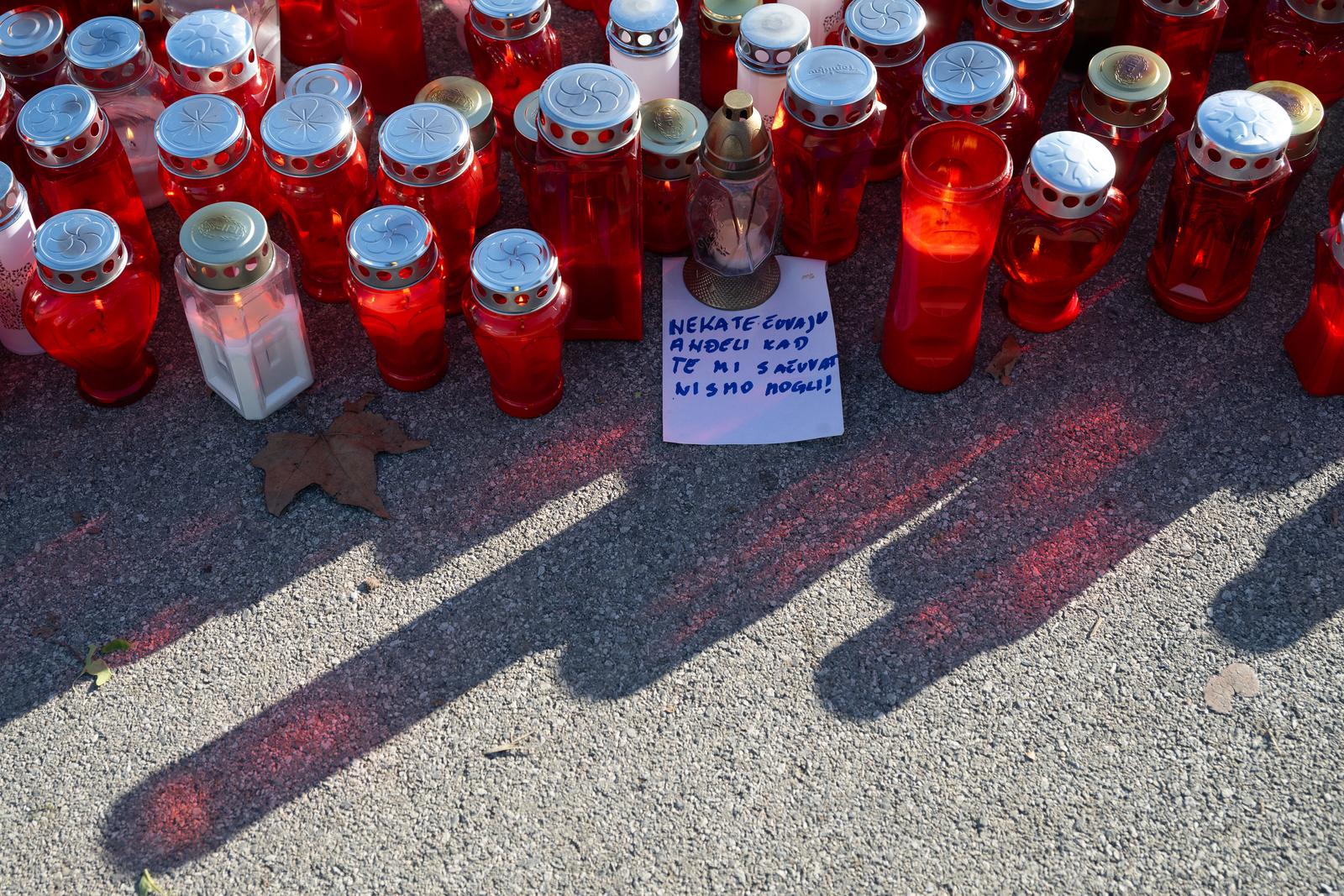 Zagreb: Poruke i svijeće za stradale u Osnovnoj školi Prečko