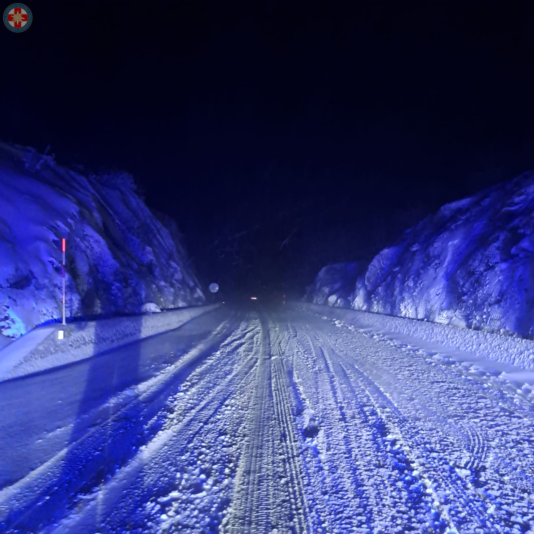 Šibenski HGSS-ovci tijekom noći spasili šestero ljudi koji su zaglavili u snijegu na cesti Knin - Gračac