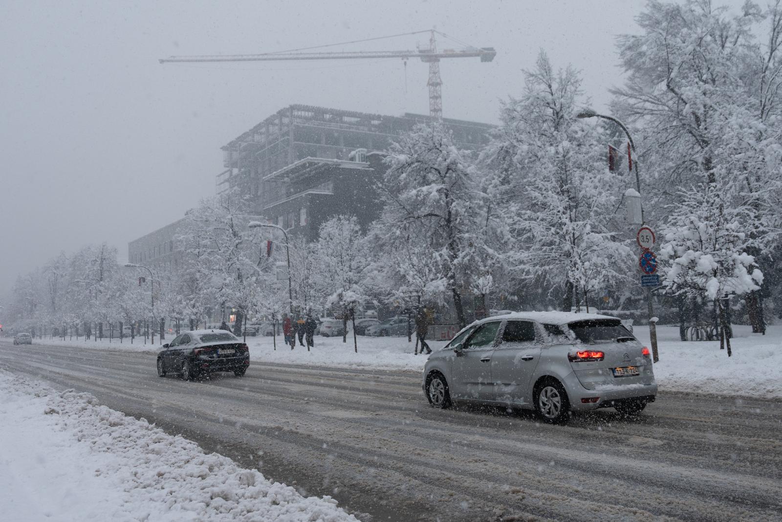 Snijeg koji je počeo padat napravio je probleme u Banjoj Luci