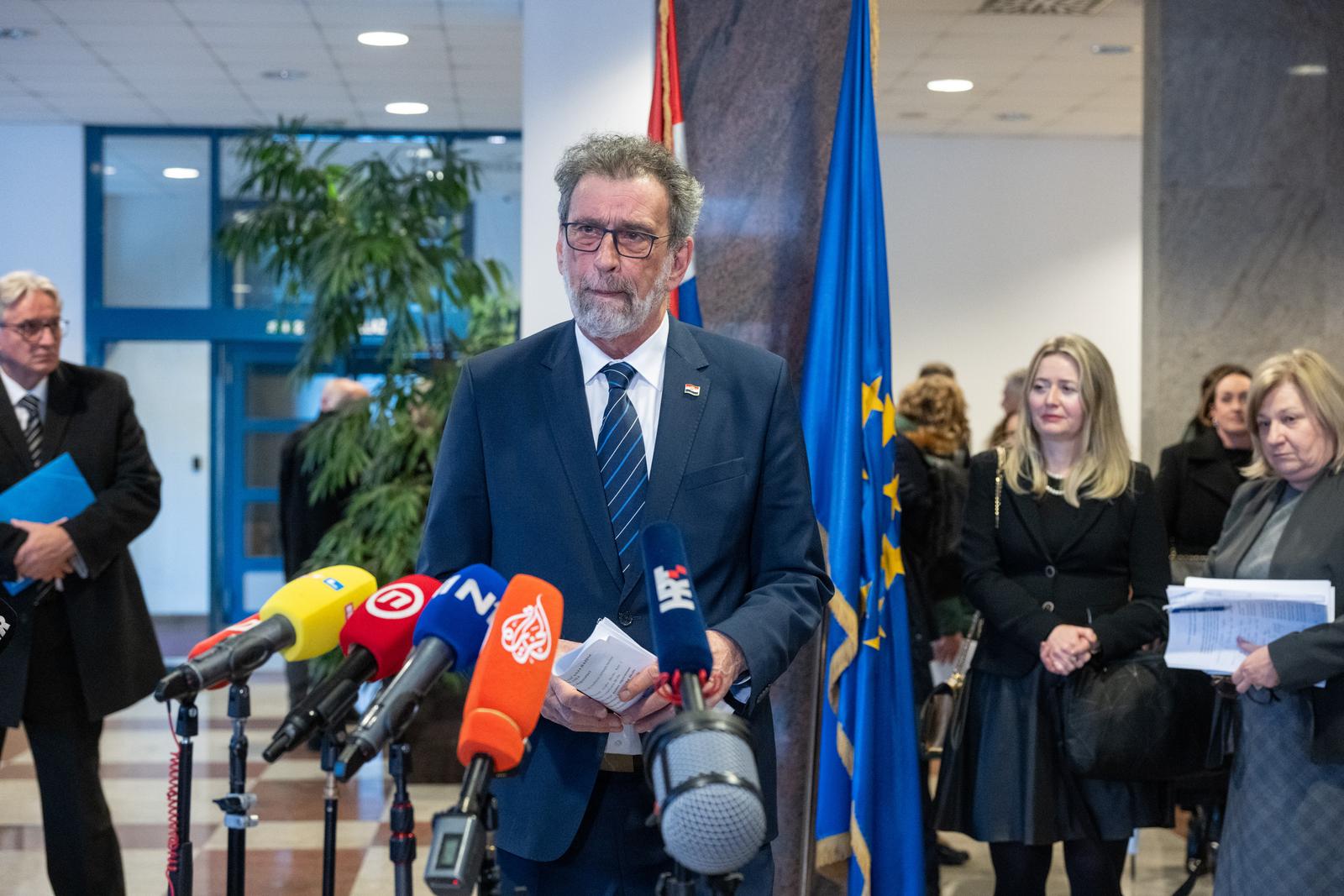 Zagreb: Nakon sastanka u Ministarstvu, ministar Fuchs dao izjavu o sigurnosti u školama