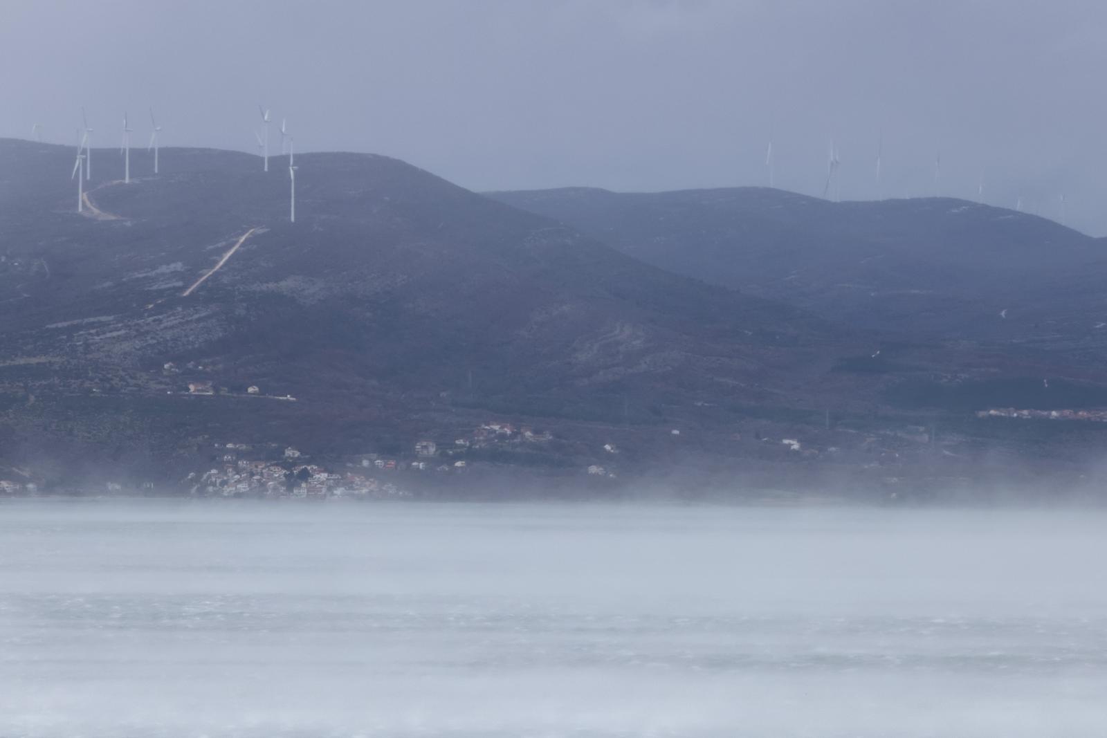 Posedarje: Jaka bura stvara probleme u prometu
