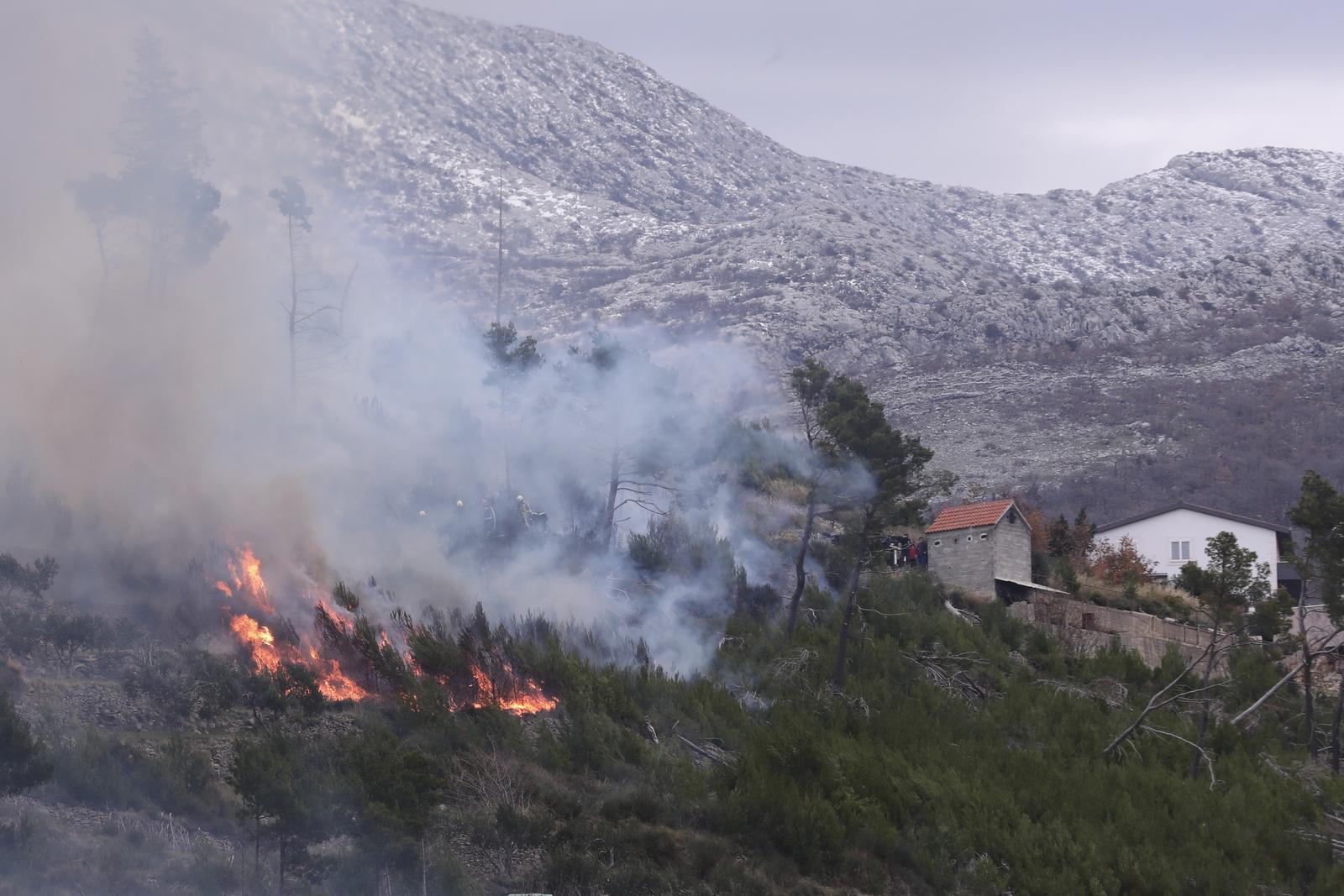 Izbio je požar u okolici Splita, jak vjetar otežava gašenje