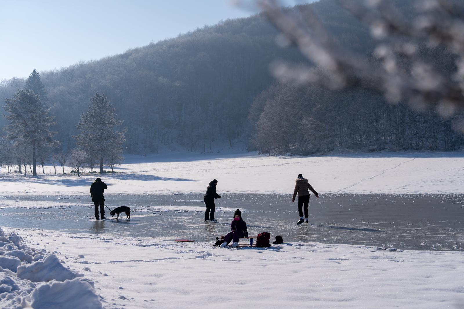 Prirodno klizalište u Otočcu
