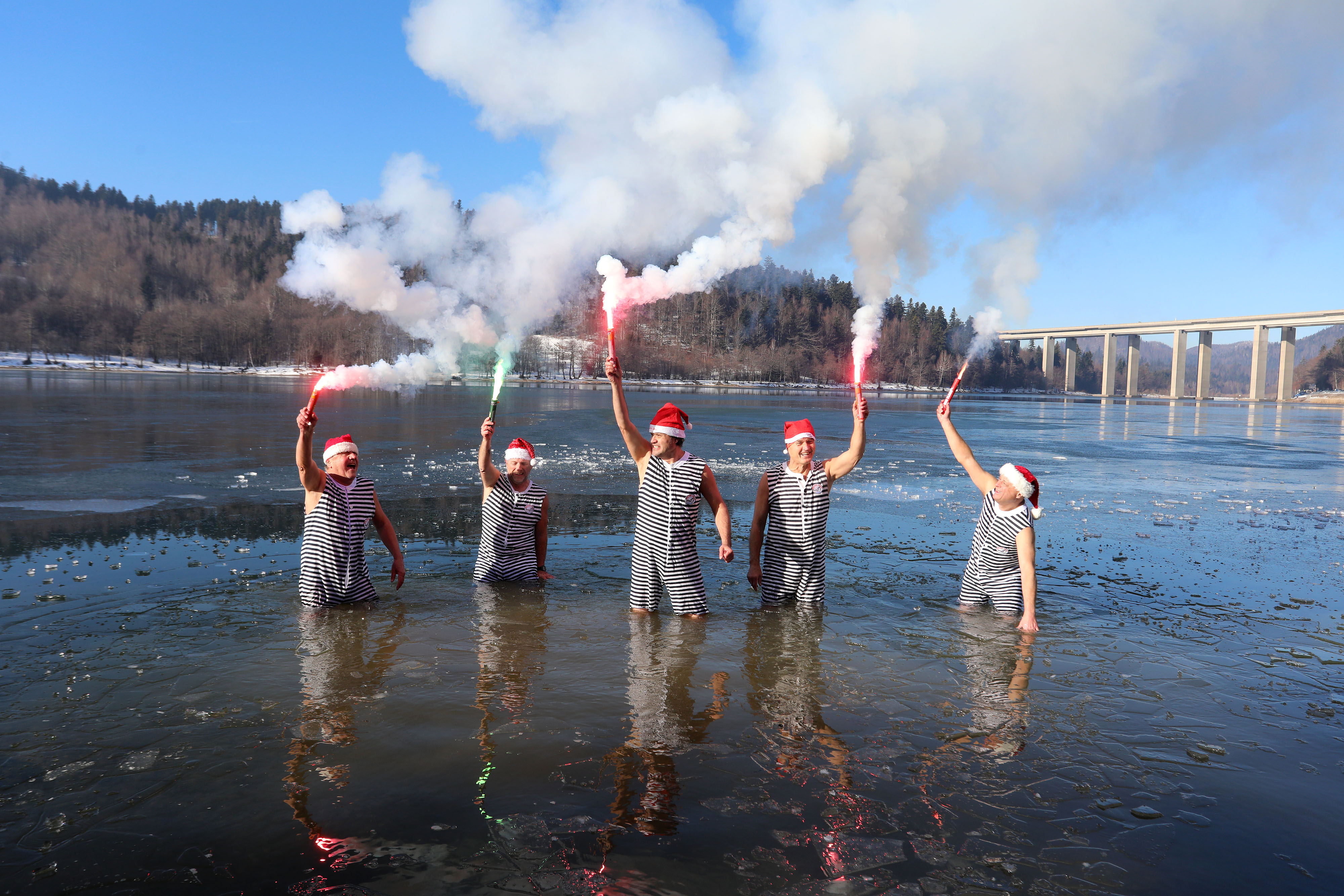 Fužine: Opatijski Kukali zaigrali su picigin u smrznutom jezeru Bajer