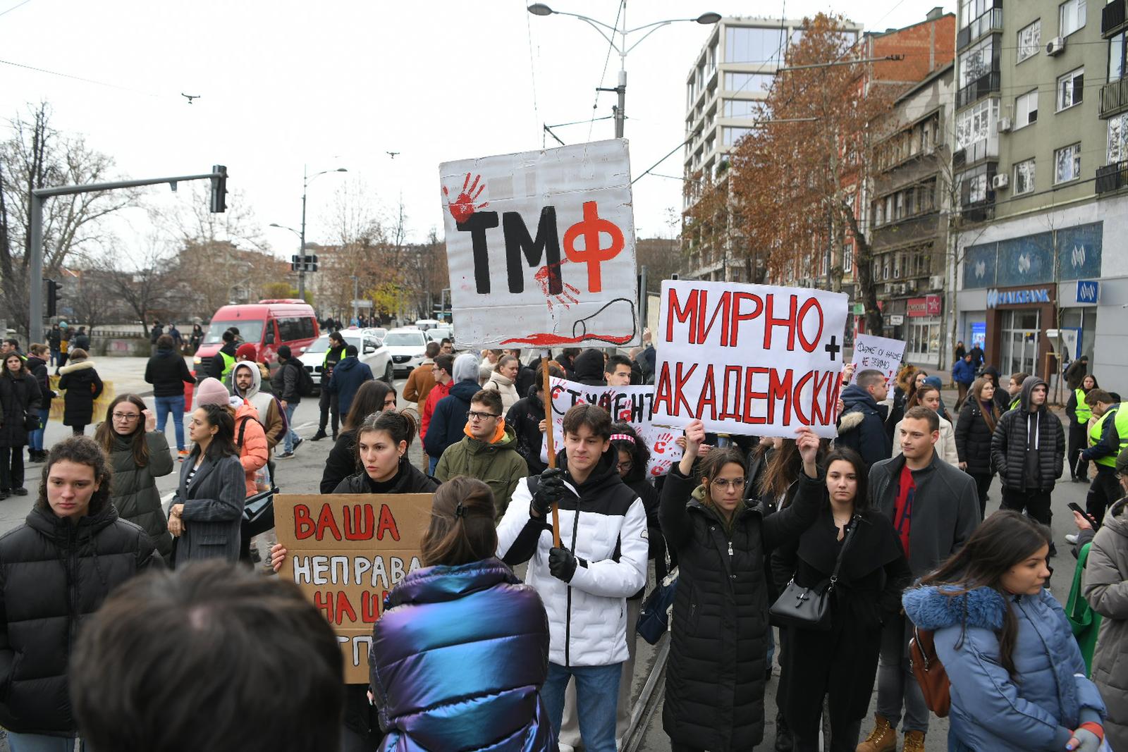 Studenti Beogradskog sveučilišta okupili su se kod Vukovog spomenika, gdje su blokirali promet u akciji "Stoj, Srbija"
