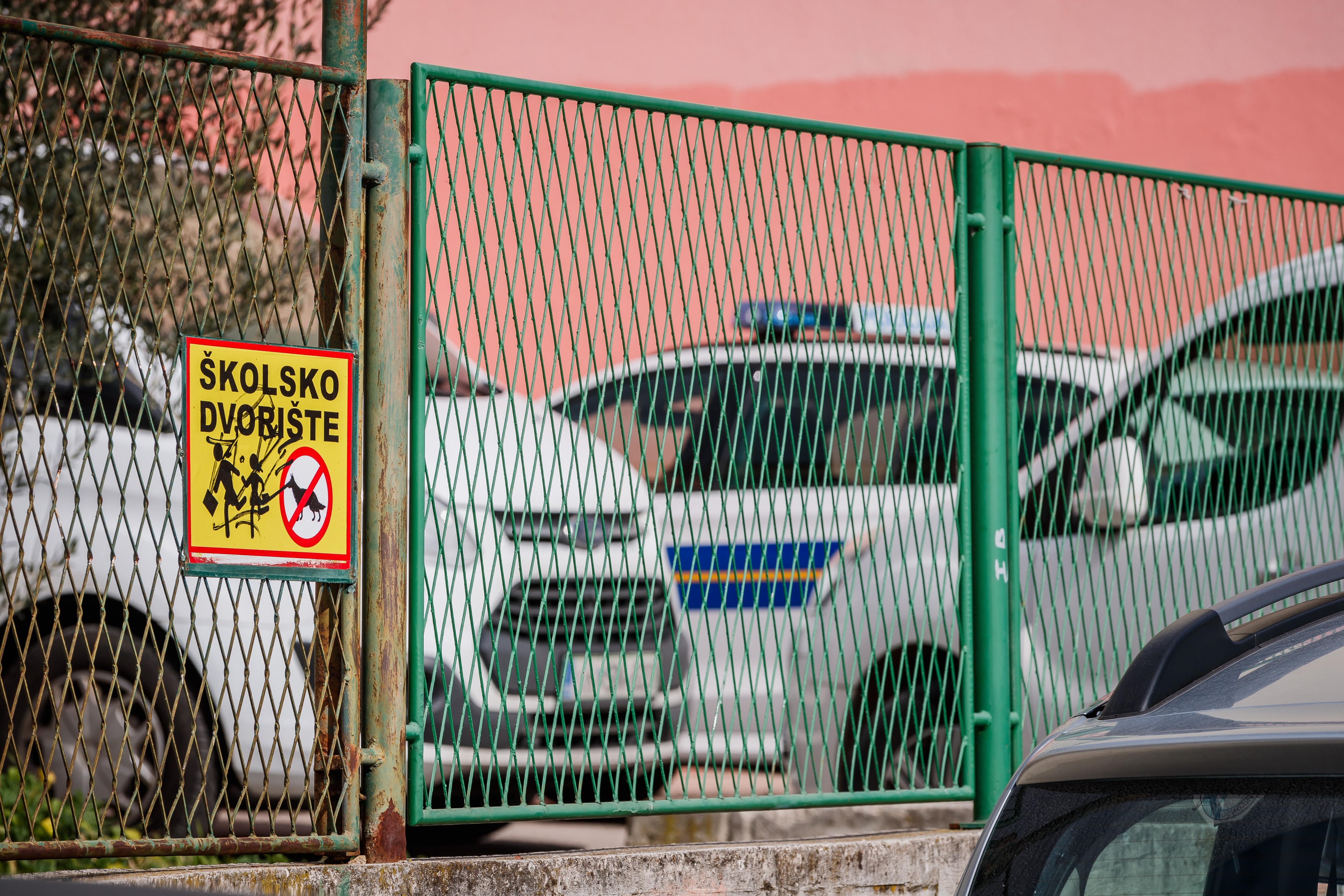 Split: Ivana Pernara ispred OŠ Bol čekala policija, ali nije se pojavio