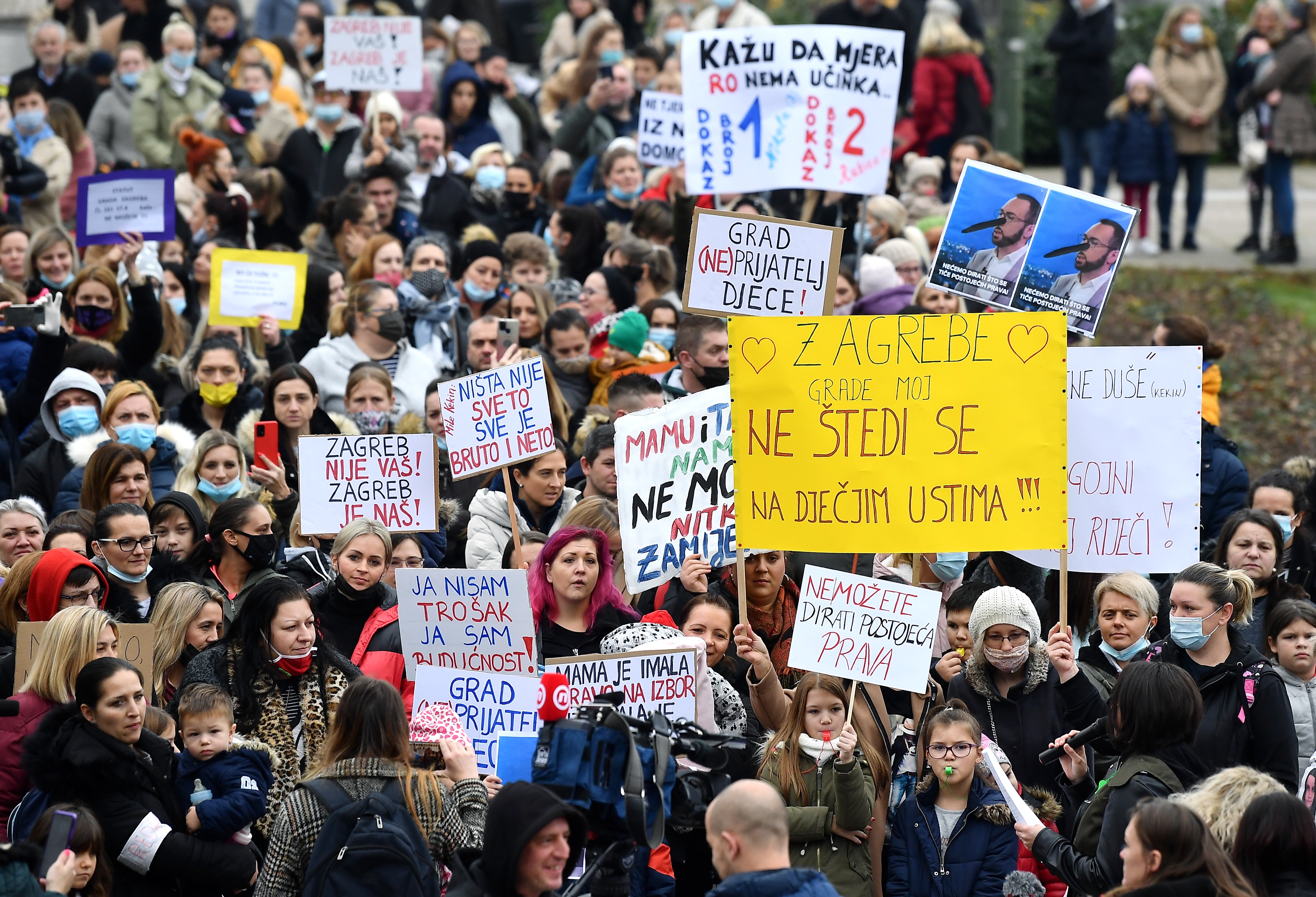 Zagreb: Prosvjed ispred Gradskog poglavarstva zbog ukidanja mjere roditelj odgojitelj