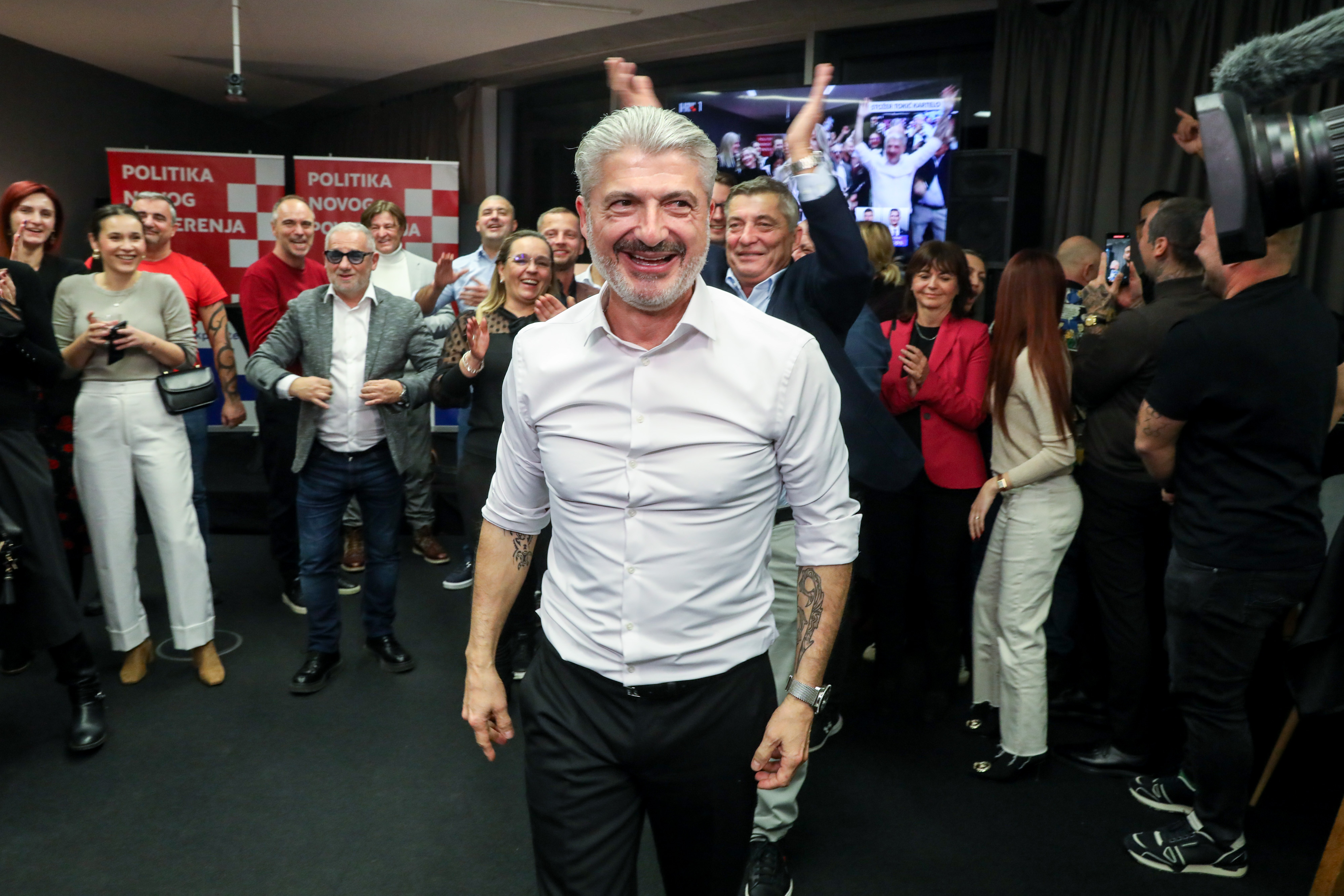 Zagreb: Niko Tokić Kartelo u svom stožeru pjevao s tamburašima iz sveg glasa