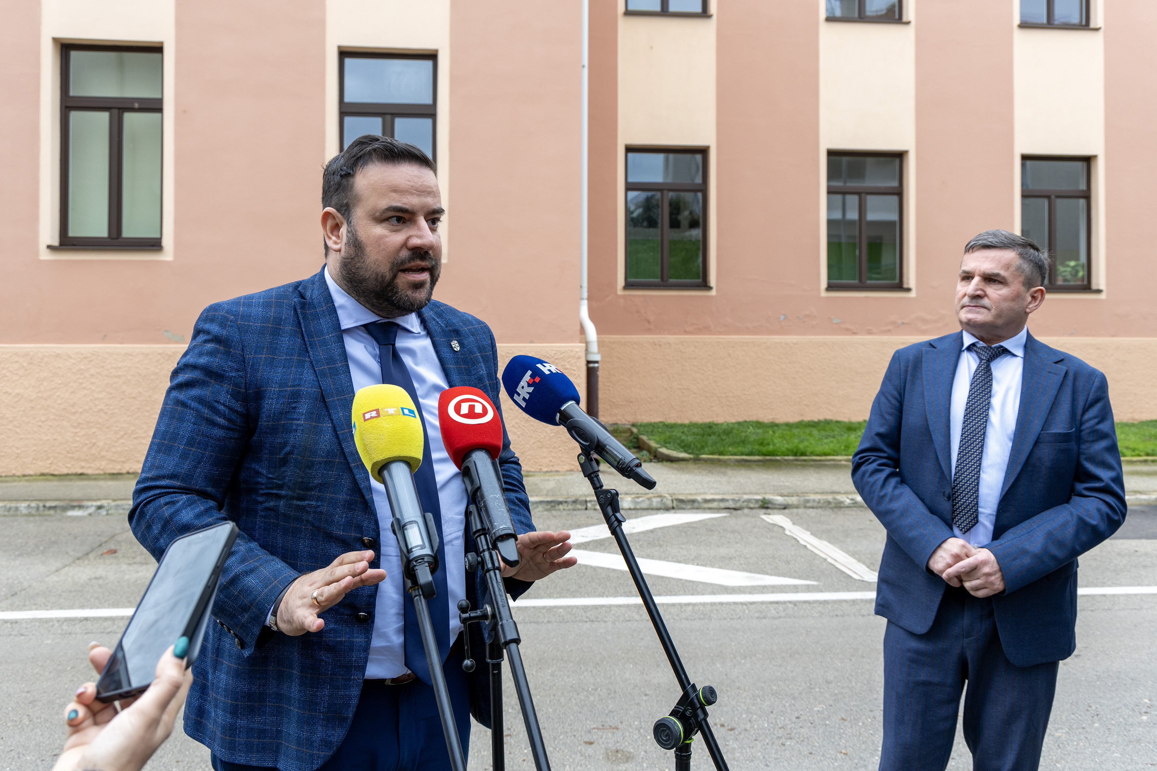 Pula: Izjave državnog tajnika i gradonačelnika ispred OŠ Stoja zbog problematičnog dječaka