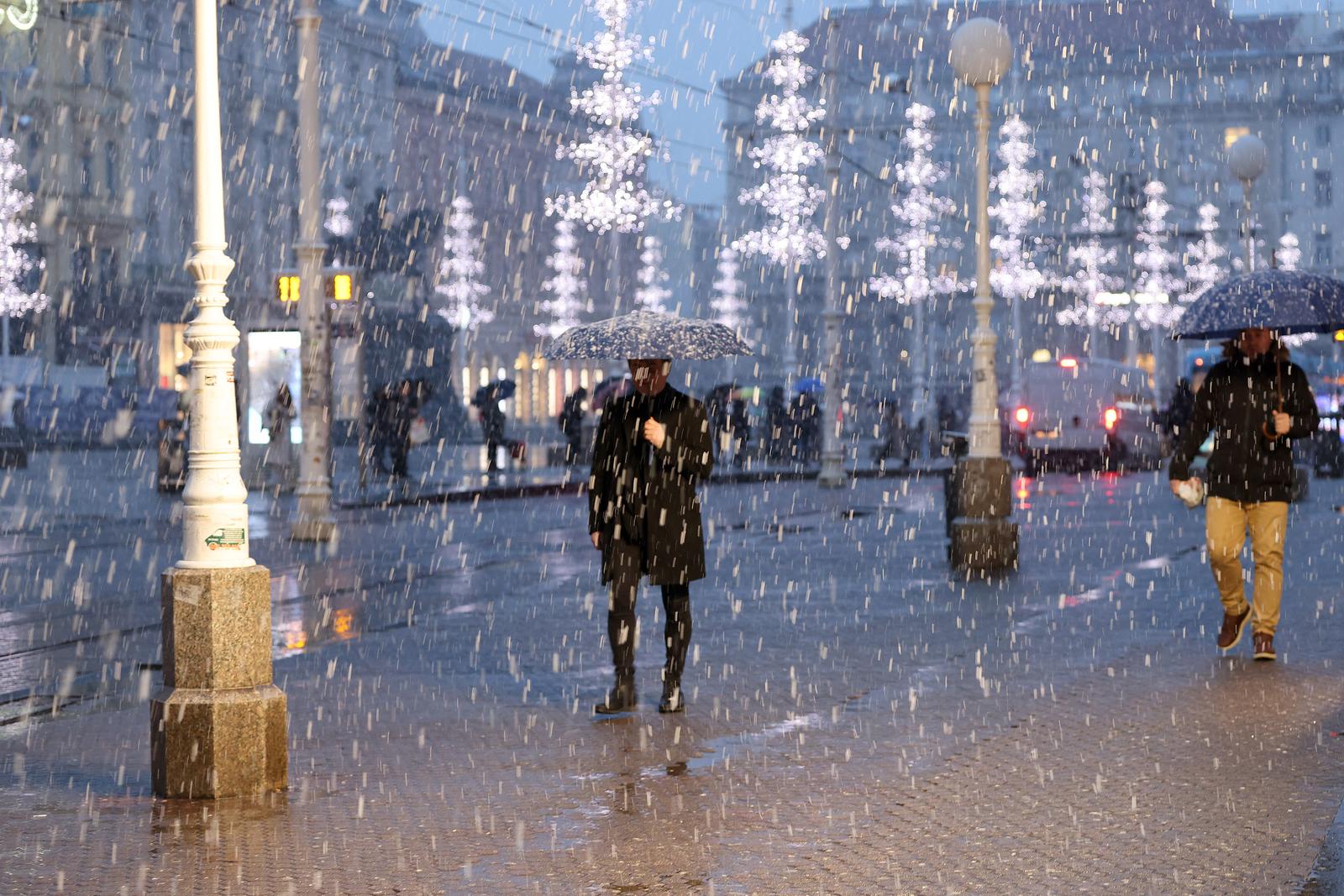 Zagreb: Stigla je promjena vremena, gusti snijeg od jutra pada u gradu